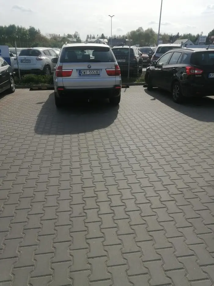 Kolejny mistrz parkowania, zaparkował tak specjalnie żebym nie mógł stanąć obok.