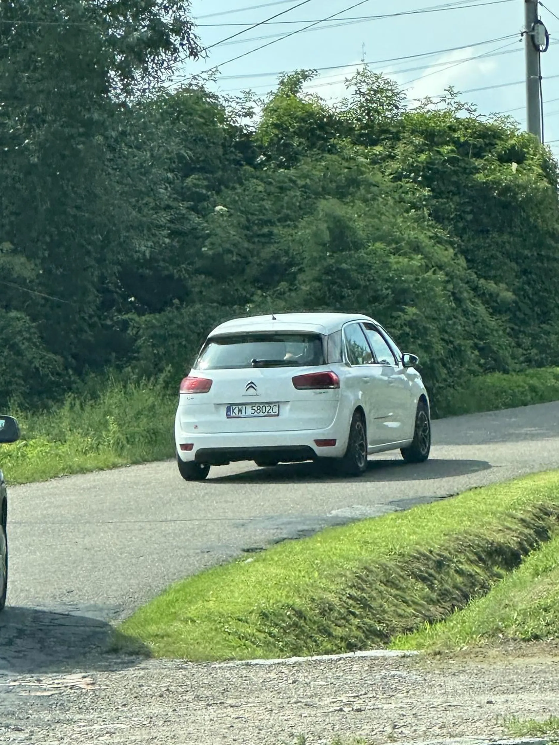 Bardziej środkiem jedź kobierzyński psychopato. Spowodujesz wypadek i ktoś ucierpi na tym tylko napewno nie ty.