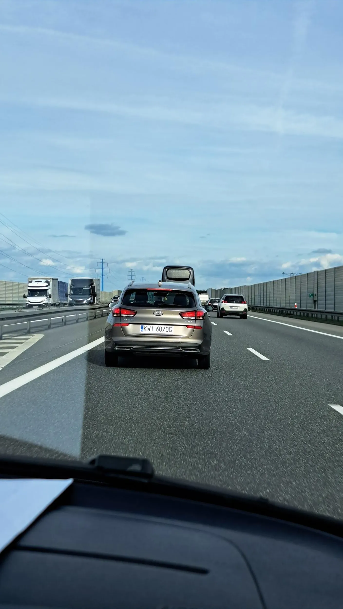 Koleżanka jest trochę niestabilna prędkościowo, na A4 w kierunku Rzeszowa bardzo drastycznie przyspiesza do około 140, by chwilę później bez przyczyny zwalniać do 80... Koleżanko, zastanów się czy autostrada to rzeczywiście droga dla Ciebie.