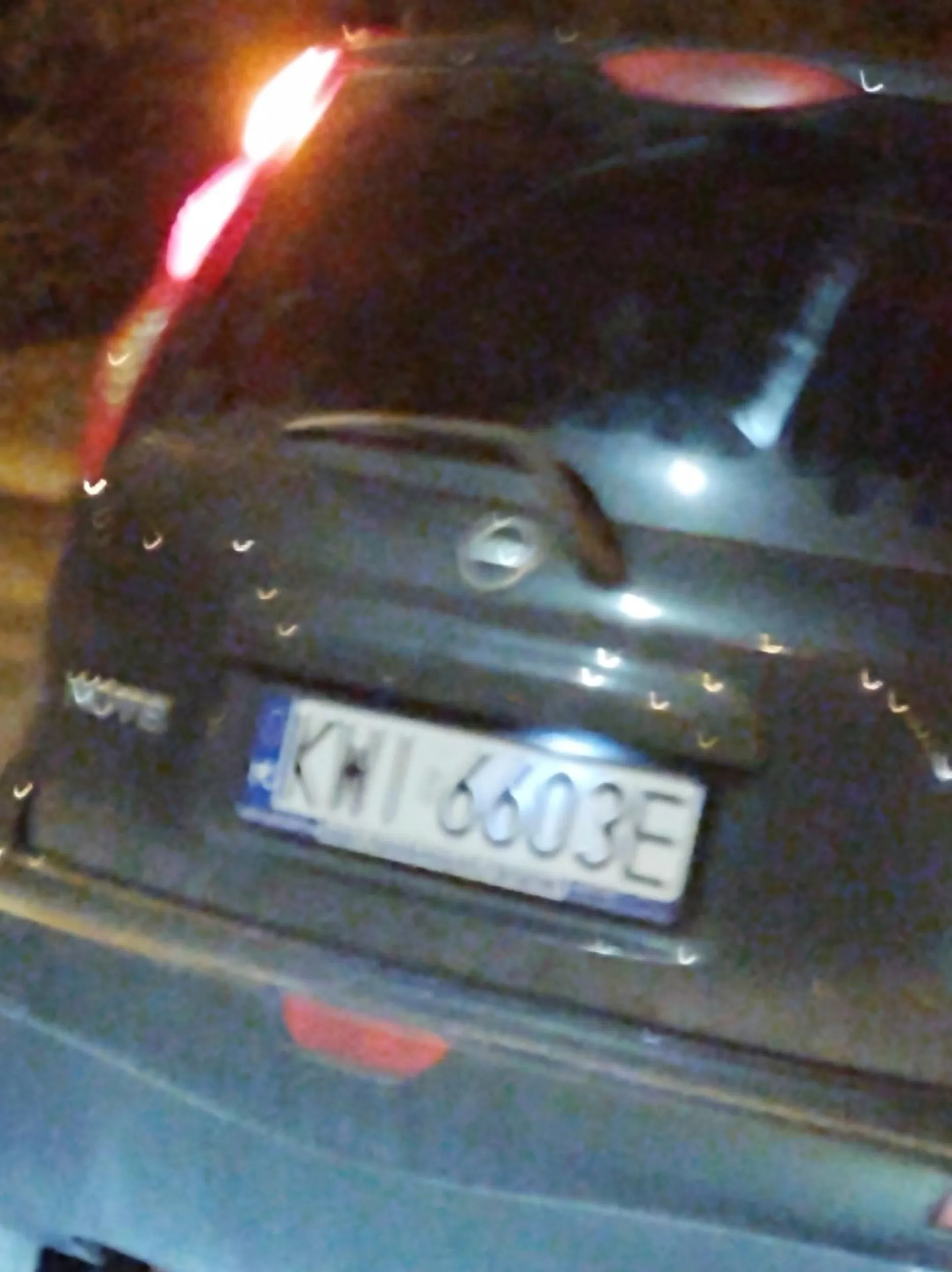 Dziwny pan w czapeczce na rondzie Barei nie przepuścił dwóch dziewczyn które miały zielone światło na przejściu. . Trzeba uważać na niego. Ludzi oceniamy po wyglądzie a jeżeli ktoś jedzie nocą i ma czapeczkę z daszkiem nasuniętą całkowicie na oczy to coś jest nie tak