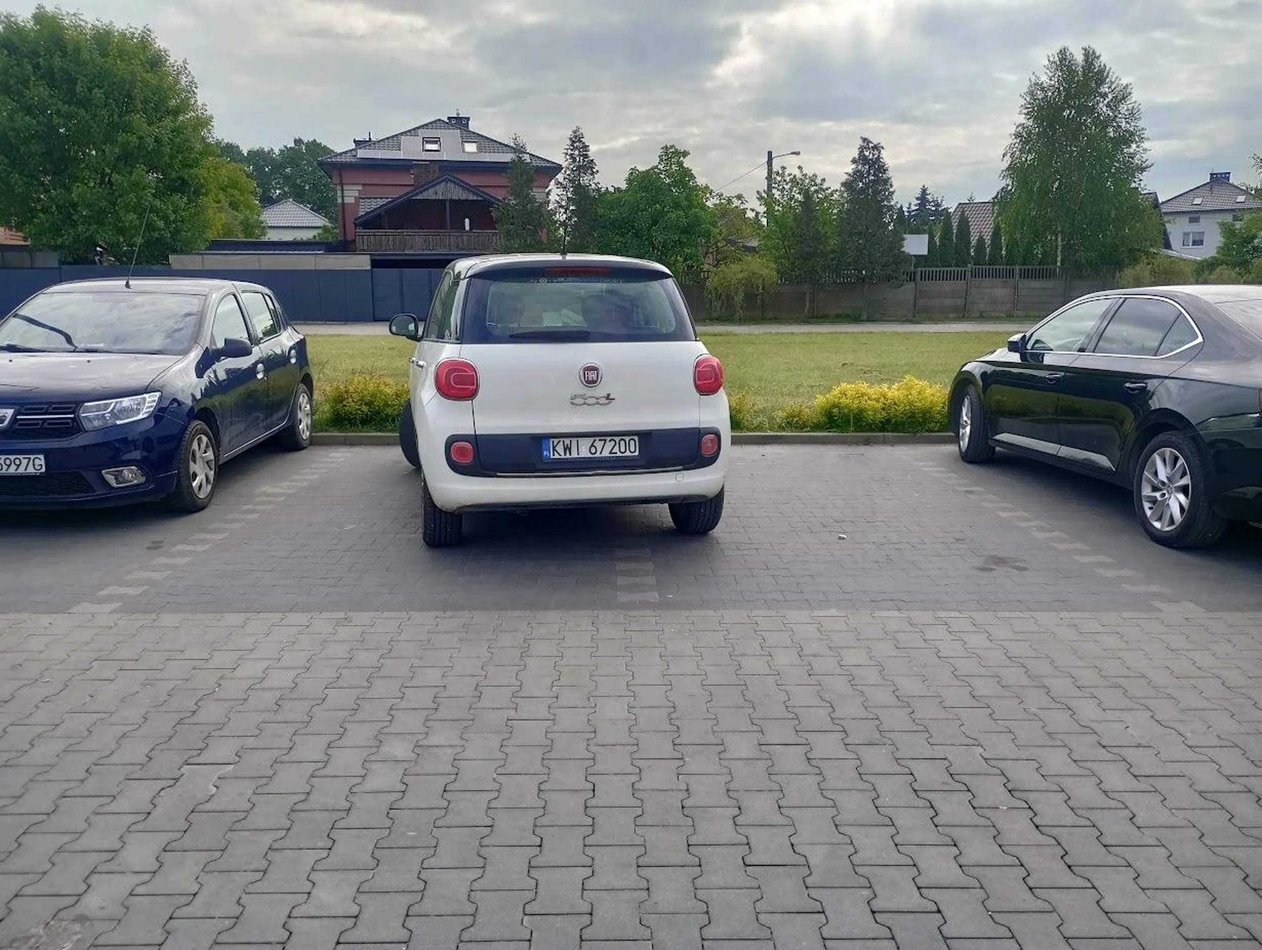 nie wiadomo jak jezdzi ale parkować napewno nie potrafi