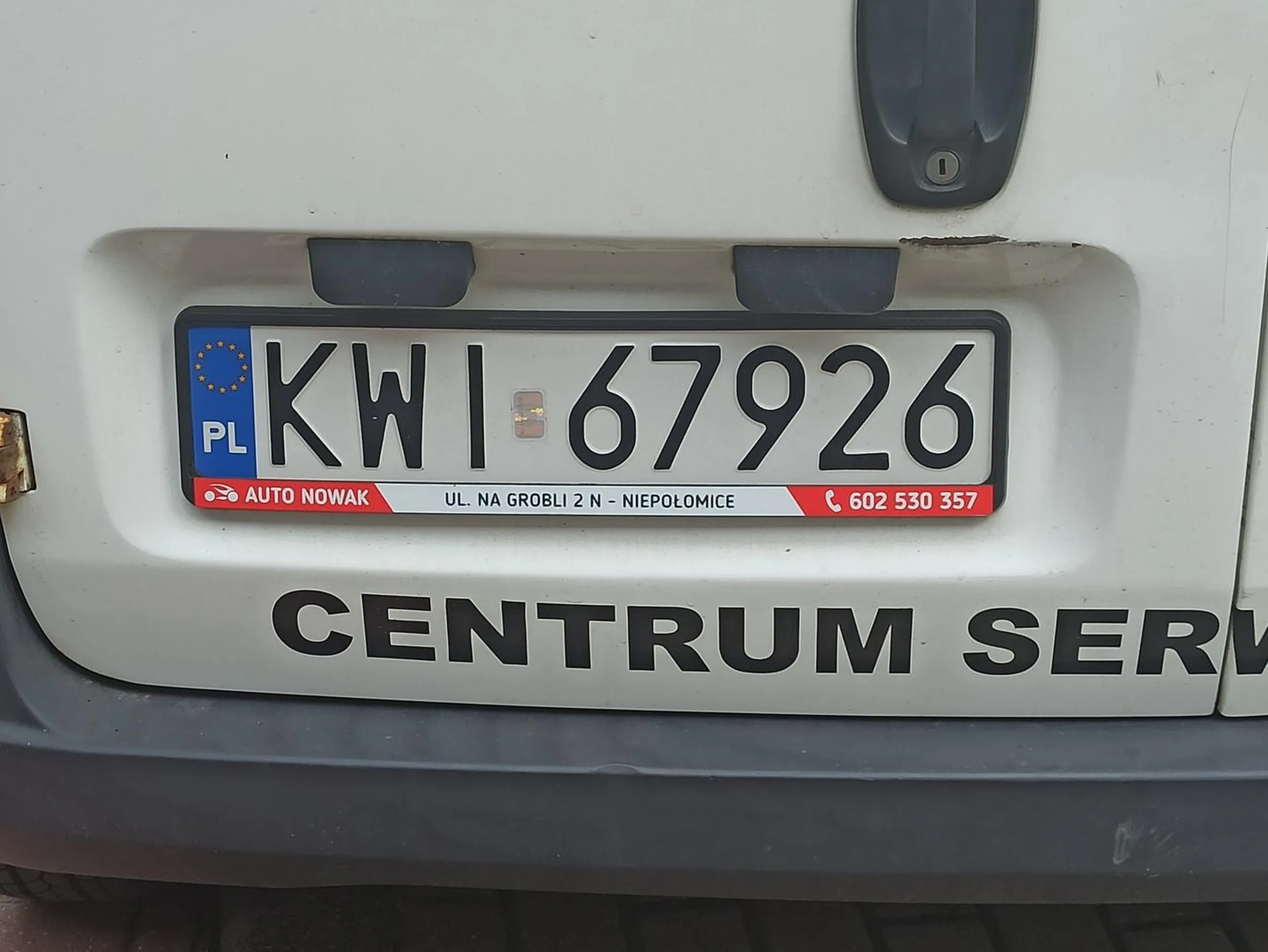 Stoi ciągle na środku chodnika