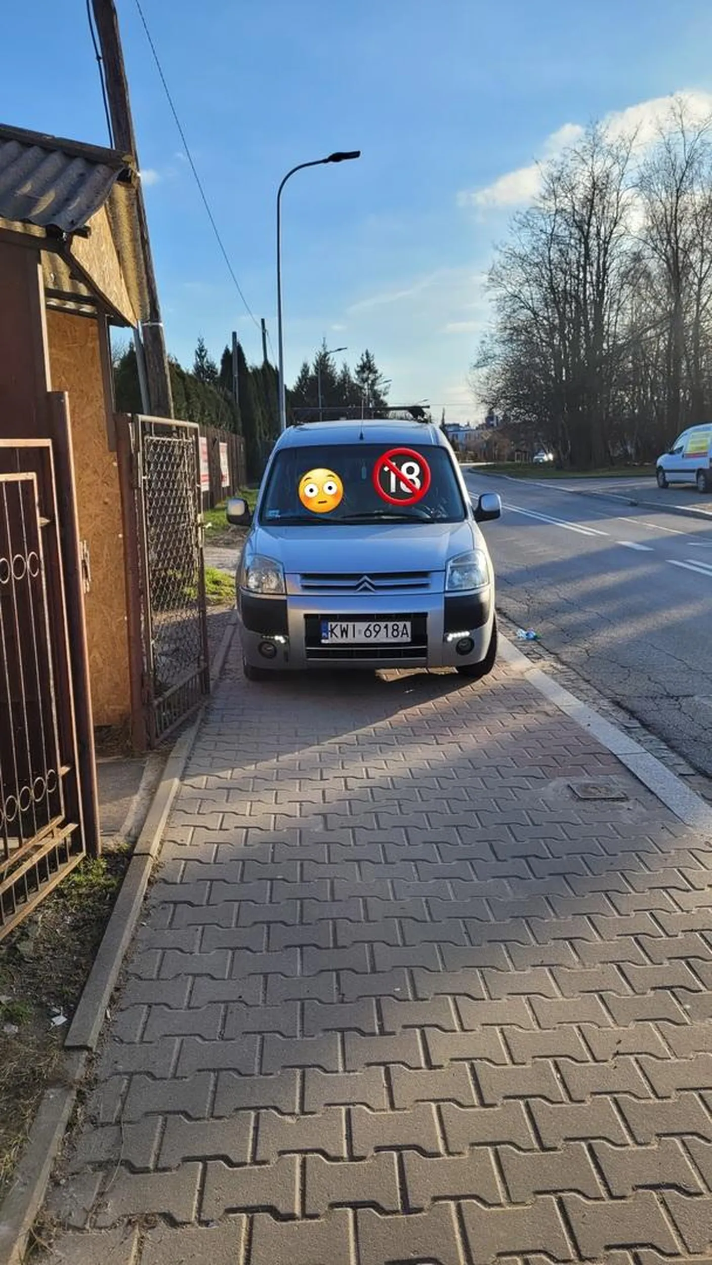 Pań kierowca uważa że zaparkowanie na chodniku nie jest problemem, po zwróceniu uwagi posypały sie przekleństwa. Słaby kierowca a jeszcze gorszy rodzic, frustrację wyładował grubą łacińska wiązanka przy 2 kilkuletnich dzieci