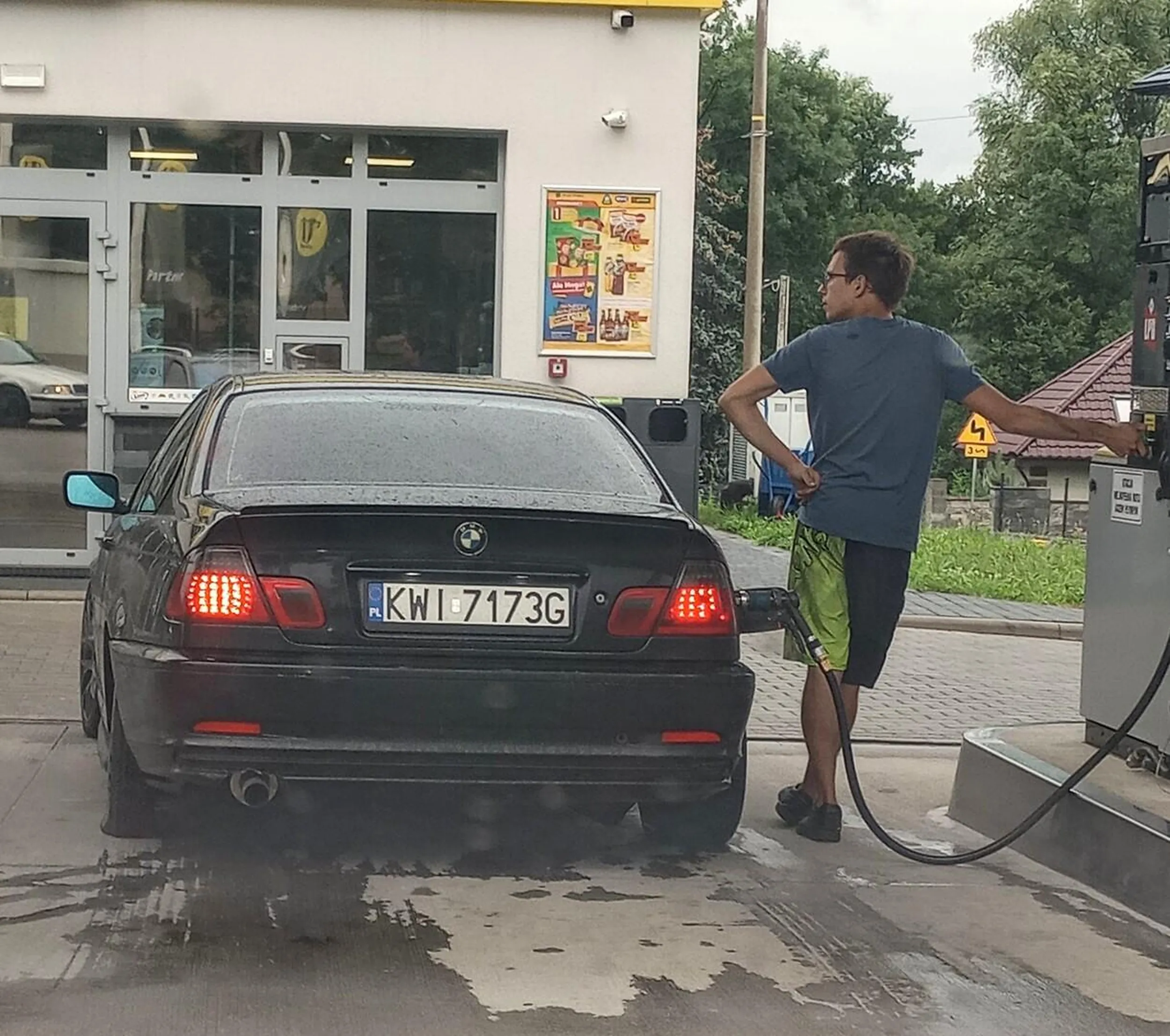 Burak wpier... się bez kolejki by swojego gruza zatankować a nie pomyśli, że kolejka jest .Najwyraźniej słabe okulary i mały móżdżek. No ale marka zobowiązuje...
