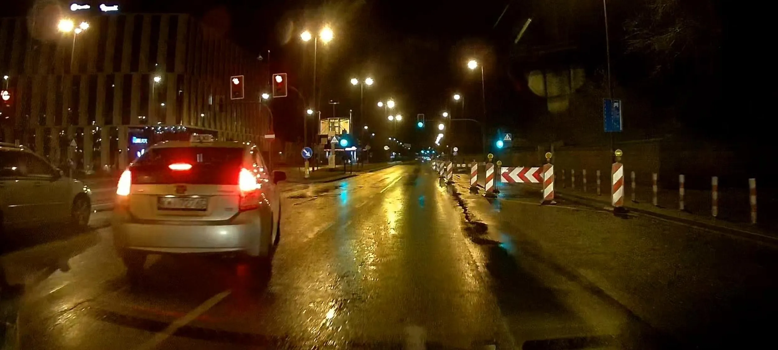 Nikomu nie polecam usług tej taksówki, zmienia pas na ciągłej, wymusza pierwszeństwo po czym staje na 2 pasach bo nie poniemaju jak w lewo na ciągłej dalej przeskoczyć wymuszając awaryjne hamowanie. 5 nad ranem za mną pusta droga, Saszka musi wjechać i stwarzać zagrożenie...