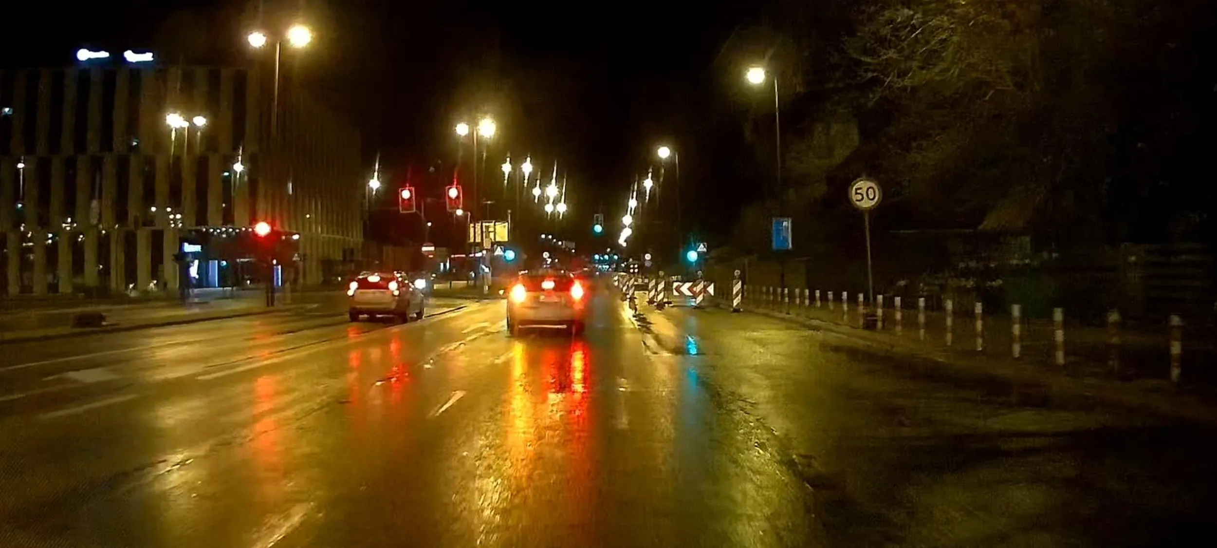 Nikomu nie polecam usług tej taksówki, zmienia pas na ciągłej, wymusza pierwszeństwo po czym staje na 2 pasach bo nie poniemaju jak w lewo na ciągłej dalej przeskoczyć wymuszając awaryjne hamowanie. 5 nad ranem za mną pusta droga, Saszka musi wjechać i stwarzać zagrożenie...