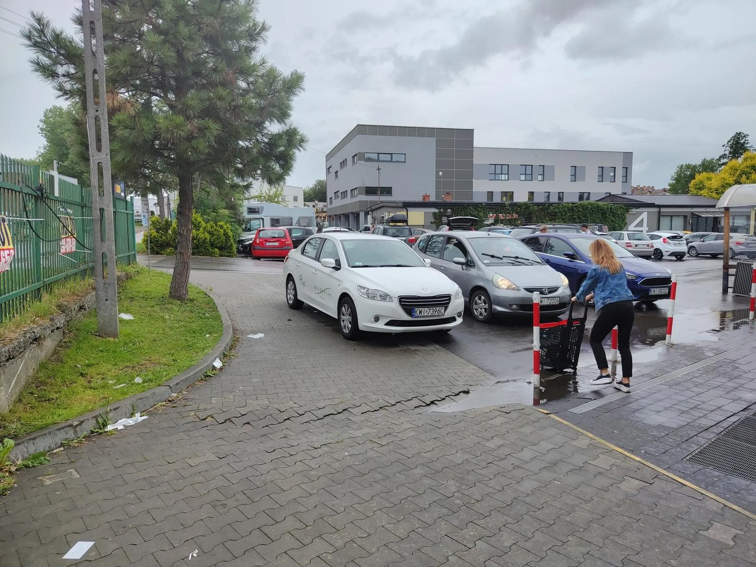 Mistrzyni parkowania z Wieliczki, oczywiście "tylko na chwilkę" i "tak wszyscy stają". Zamiast przeprosić że blokuje przejazd i odjechać, to oczywiście każdy jest winny tylko nie ta przemiła Pani z firmy Maxelle.