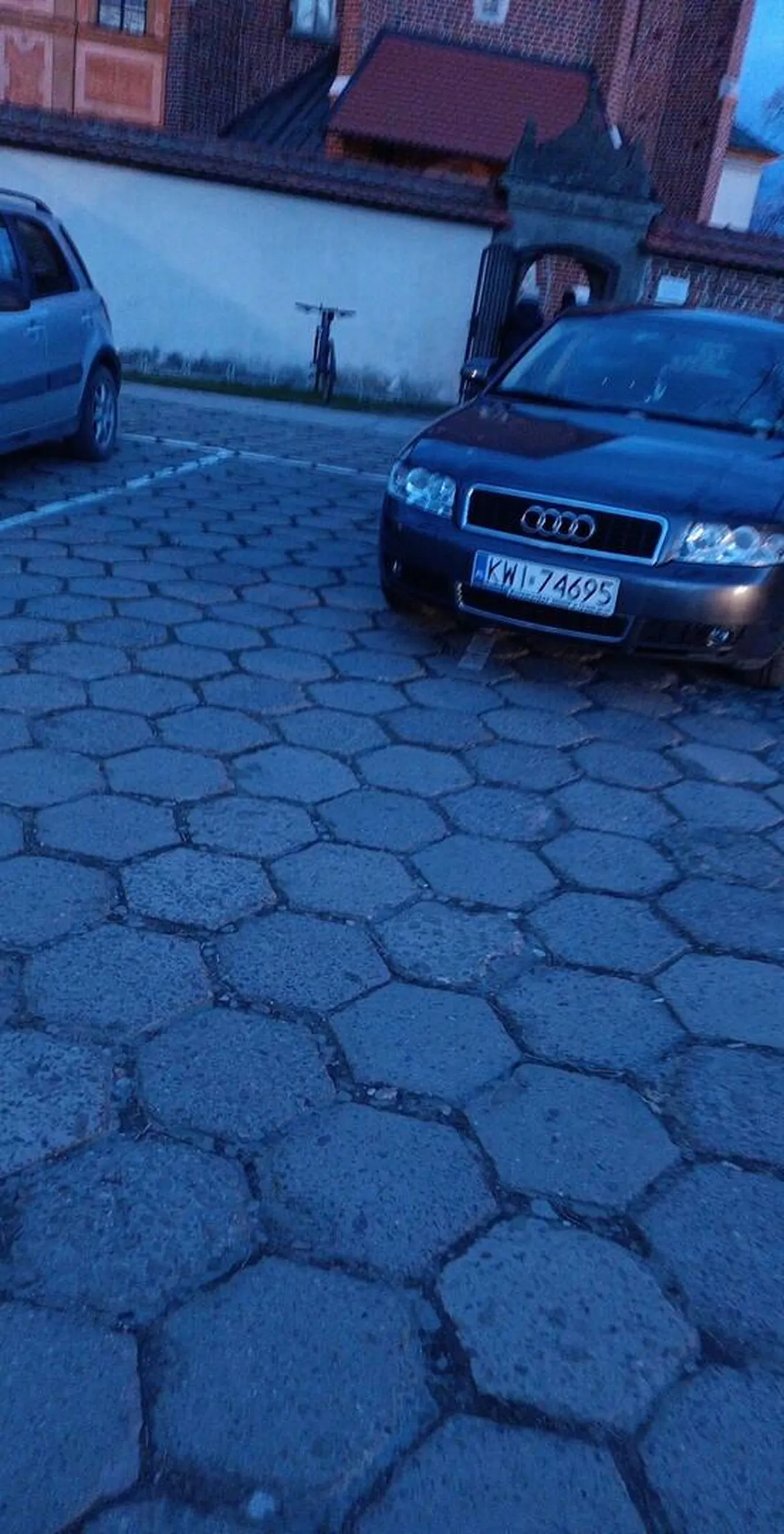 Kierowco... Prawie metr masz po lewej stronie, to po co wjeżdżasz na sąsiednie miejsce parkingowe?