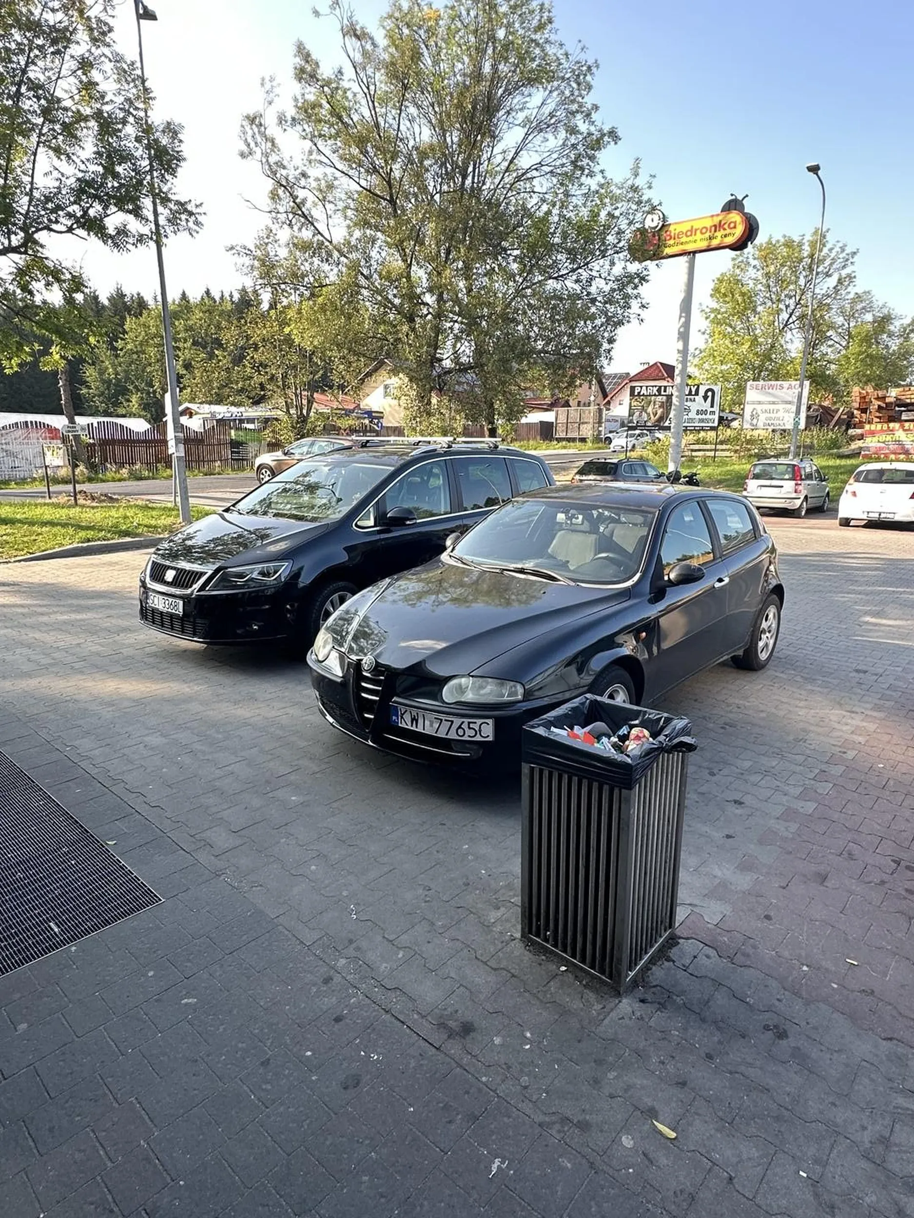 Kierowca parkuje metr od wejścia do sklepu myśląc tylko o sobie. Ciężko przejechać z wózkiem.