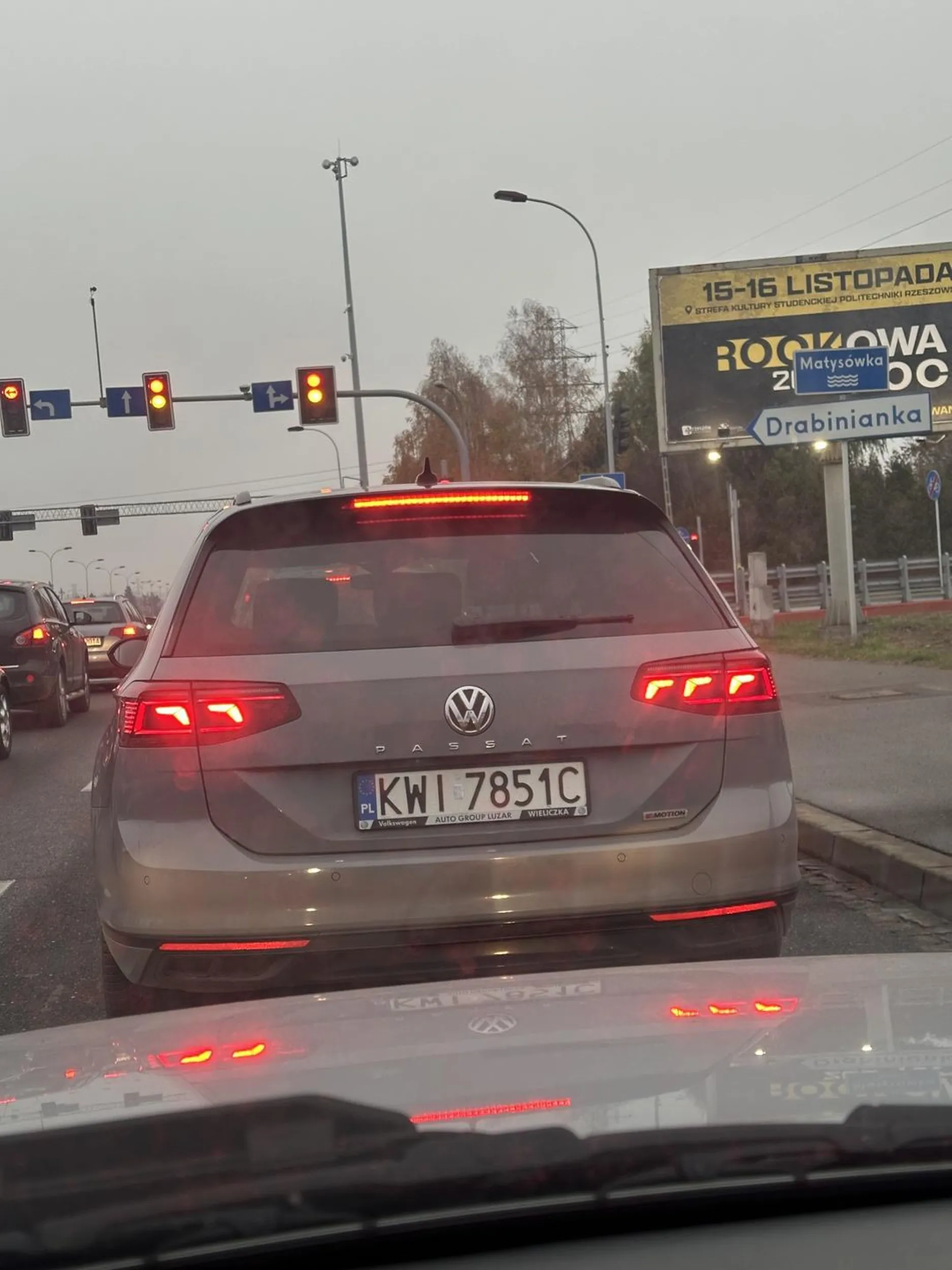 Jazda na zderzaku, miganie dlugimi, oraz pokazywanie niecenzuralnych gestow, podczas proby konfrontacji na swiatlach, koerowca jiz nie byl taki cwany i ucieklkraweznikiem.