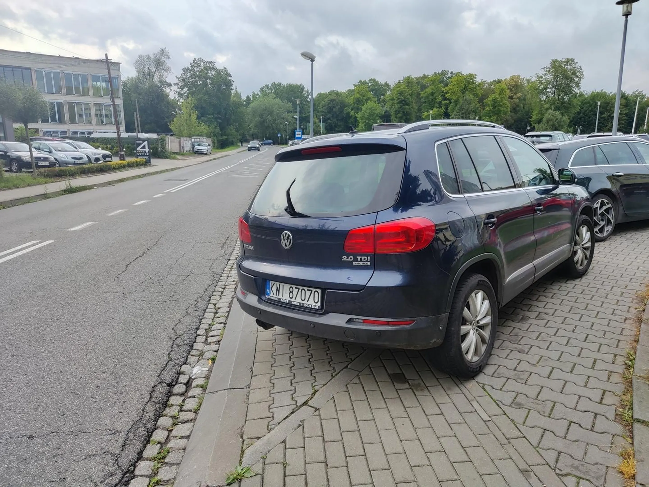 Wielicki geniusz motoryzacji. Łaź z wózkiem po jezdni, bo wielki pan postanowiłam stanąć na całym chodniku.