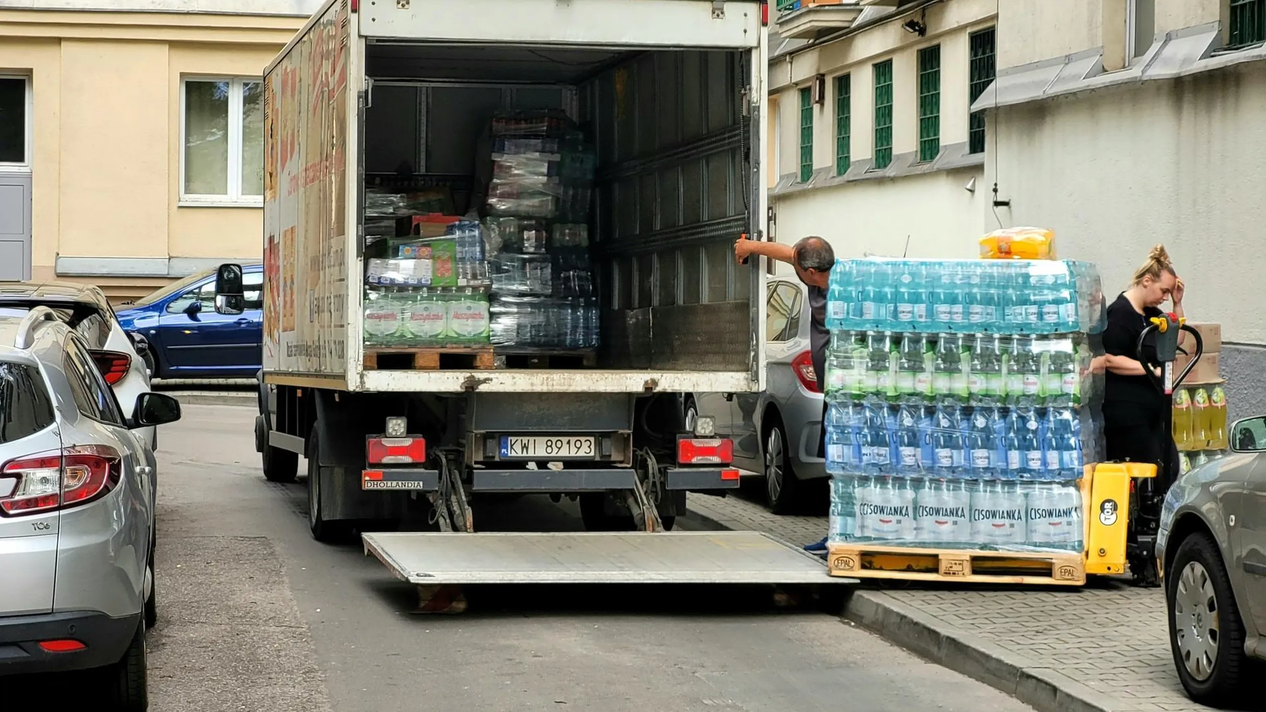 Zablokował wczesnym rankiem mieszkańcom jedyny wyjazd z parkingu na drodze jednokierunkowej, bo on musiał dostawę zrobić. Wyjątkowo egoistyczny typ... Żenada!