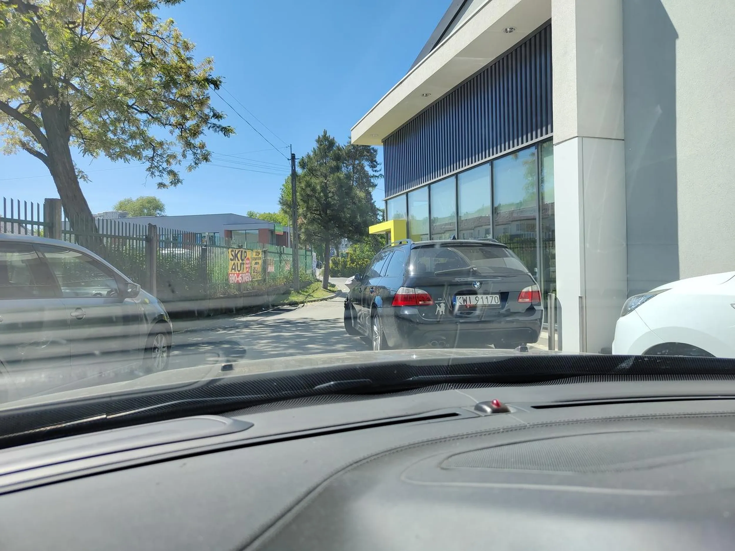 Geniusz blokuje wyjazd z parkingu, ale to bmw i do tego kwi, więc czego się można spodziewać.