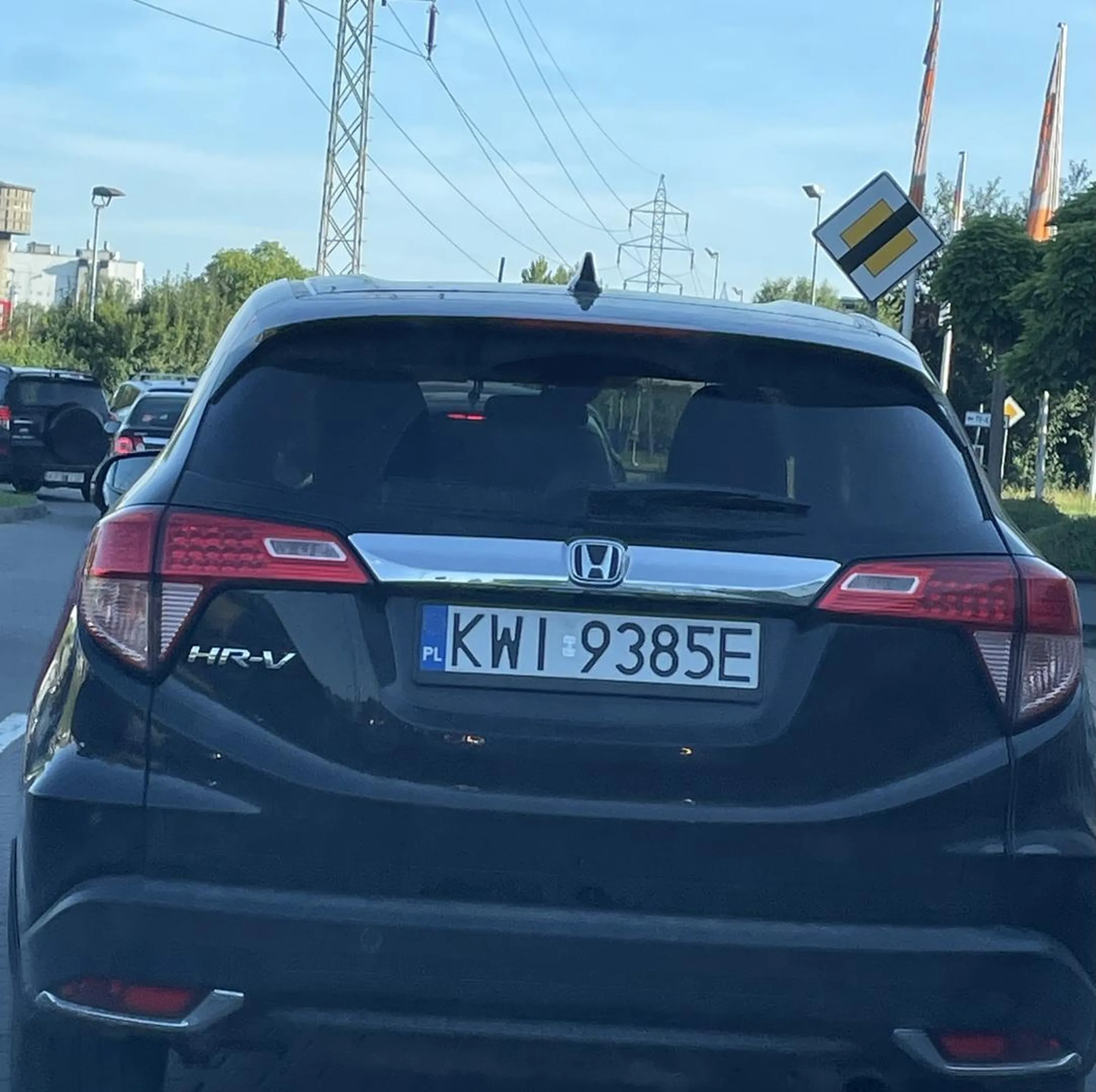 Nie wie czym jest powierzchnia wyłączona z ruchu, pcha się na kolizje, ślepy dziad