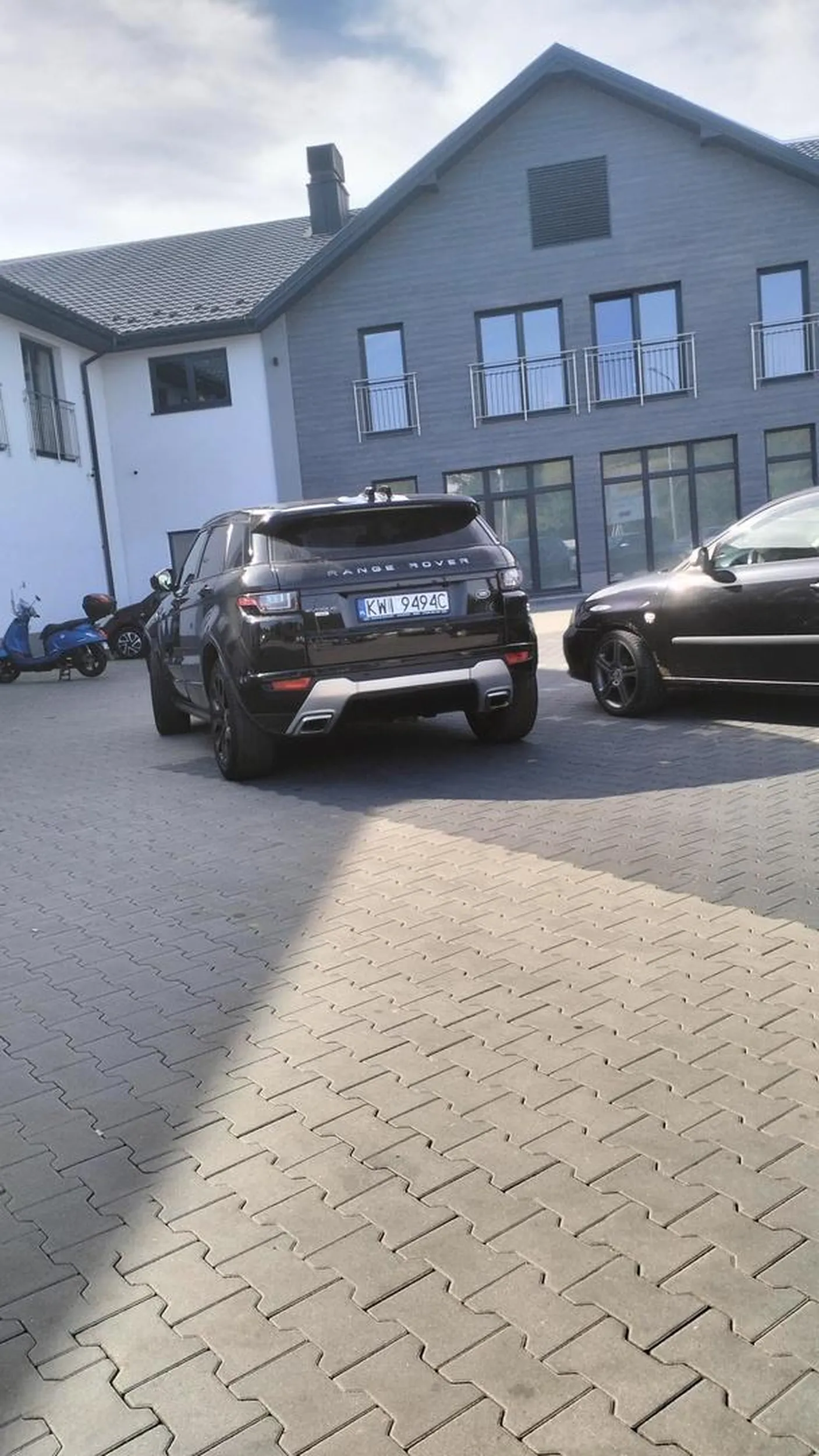 pomimo wolnego miejsca kierowca wolał stanąć jak baran