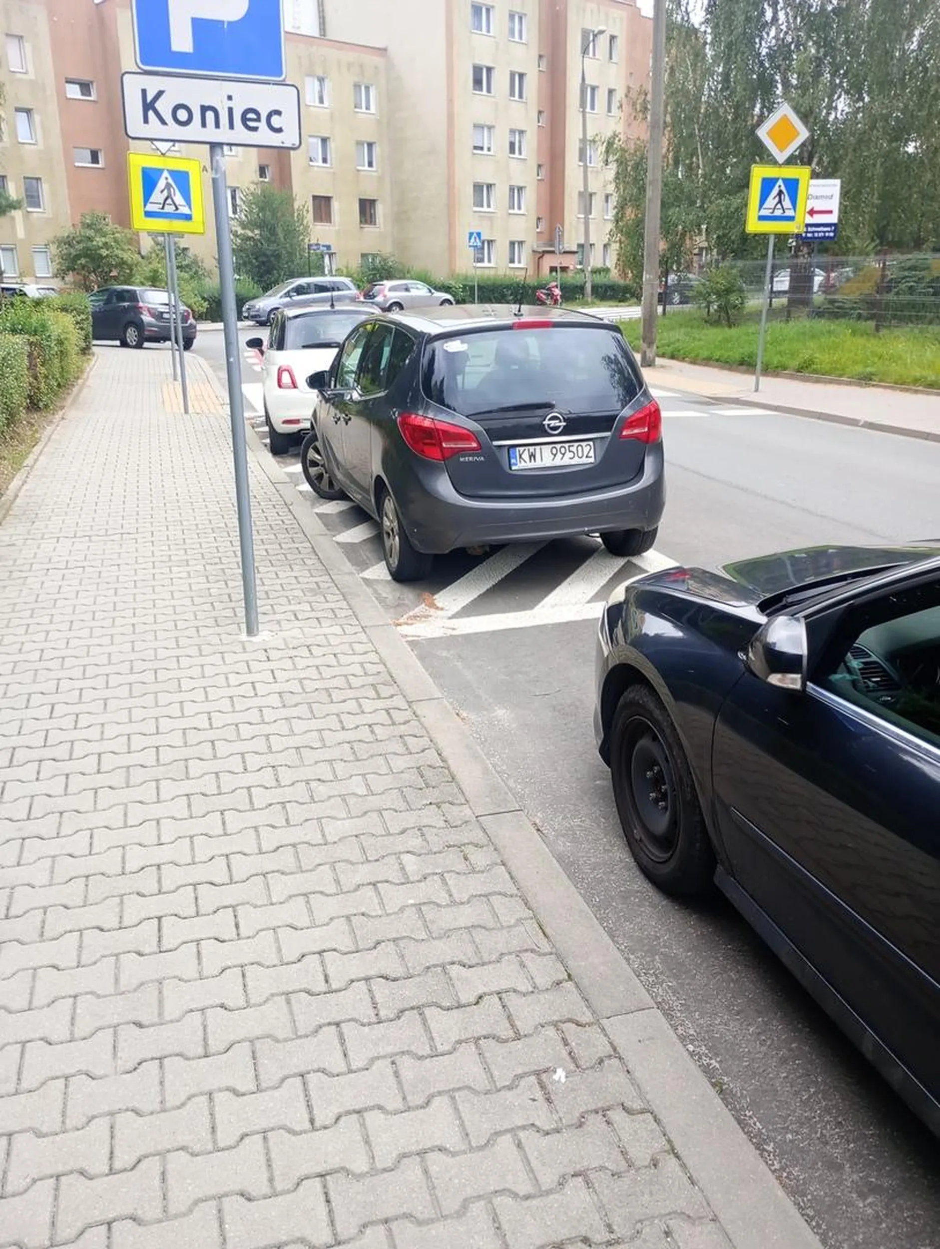 Parkuje na miejscu wyłączonym z ruchu przed przejściem dla pieszych.