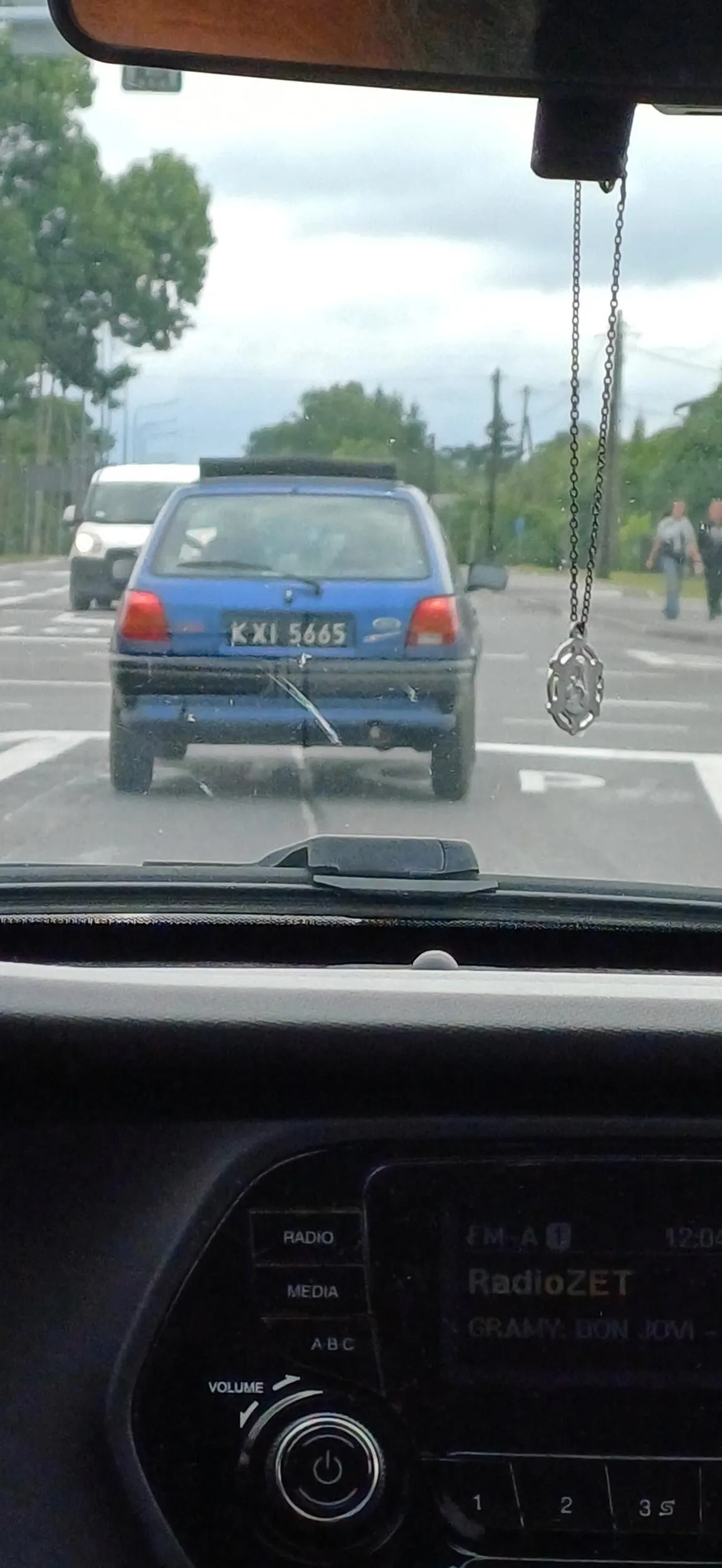 Dziadek podjechał do STOPu na czerwonym. I czekał.