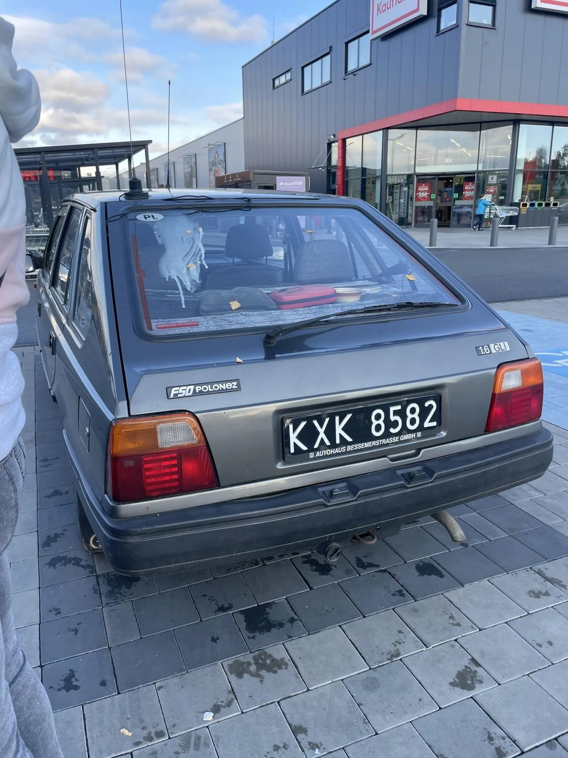 Kierowca agresywny, zaatakował mnie na parkingu fizycznie. Cham, prostak i damski bokser i to wszystko przy małych dzieciach. Takich powinno się trzymać w zamknieciu