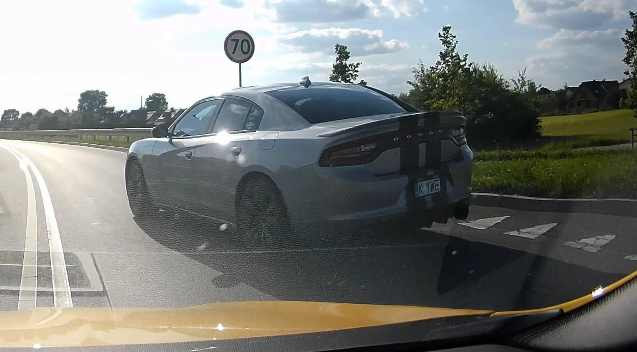 Pojęcie lusterek z pewnością jest obce kierowcy tego Chargera. Wymuszenie pierwsza klasa. Musiałem uciekać na przeciwległy pas żeby nie wjechać mu w tył, bo gość postanowił włączyć się do ruchu bez upewnienia się, że nic nie jedzie drogą z pierwszeństwem. Ledwo zdążyłem uciec. Radzę trzymać się od niego z daleka, jeśli życie Wam miłe...