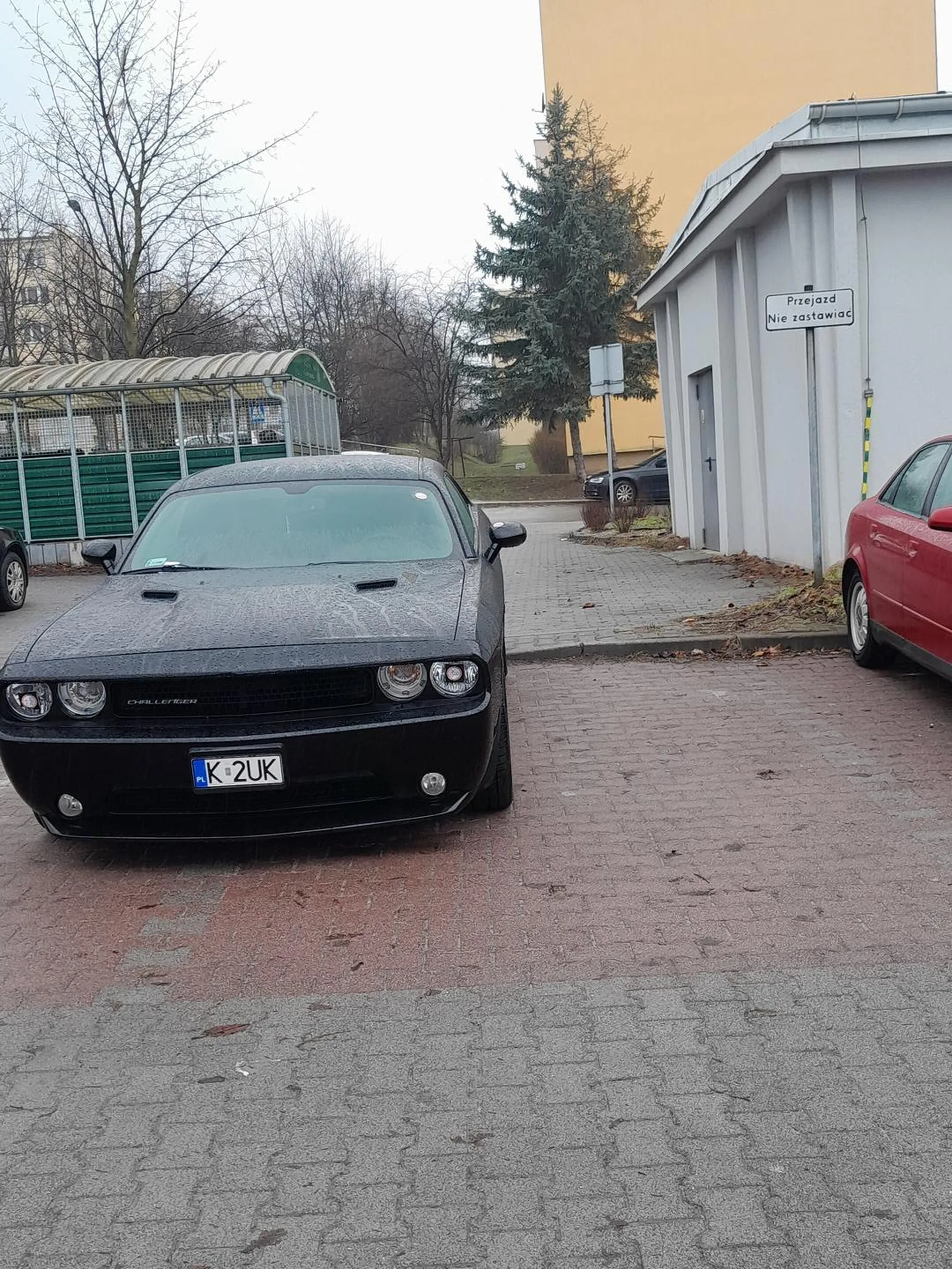 Zastawiłeś wjazd pod ośrodkiem zdrowia , może by się tak nauczyć czytać?