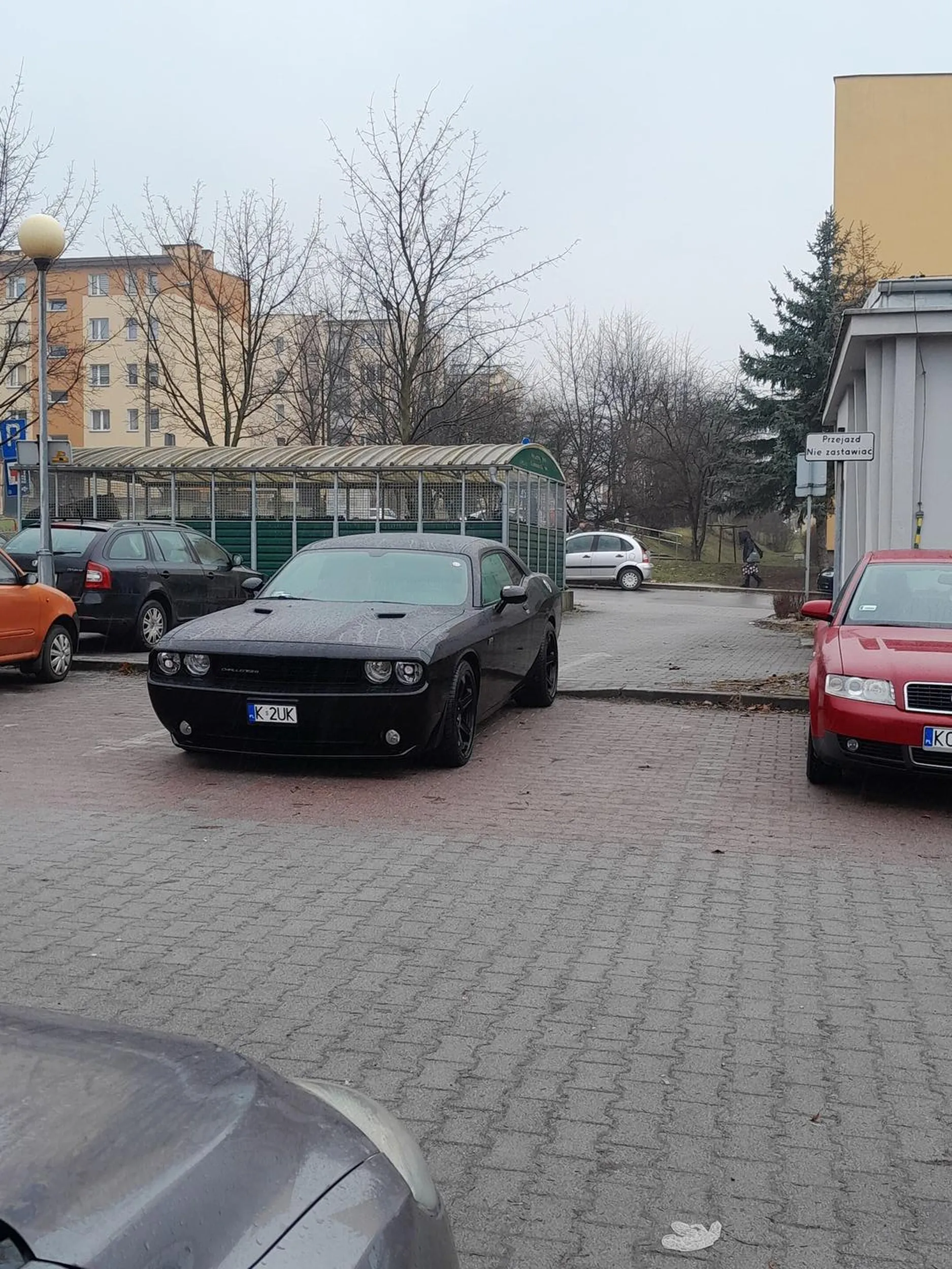 Zastawiłeś wjazd pod ośrodkiem zdrowia , może by się tak nauczyć czytać?