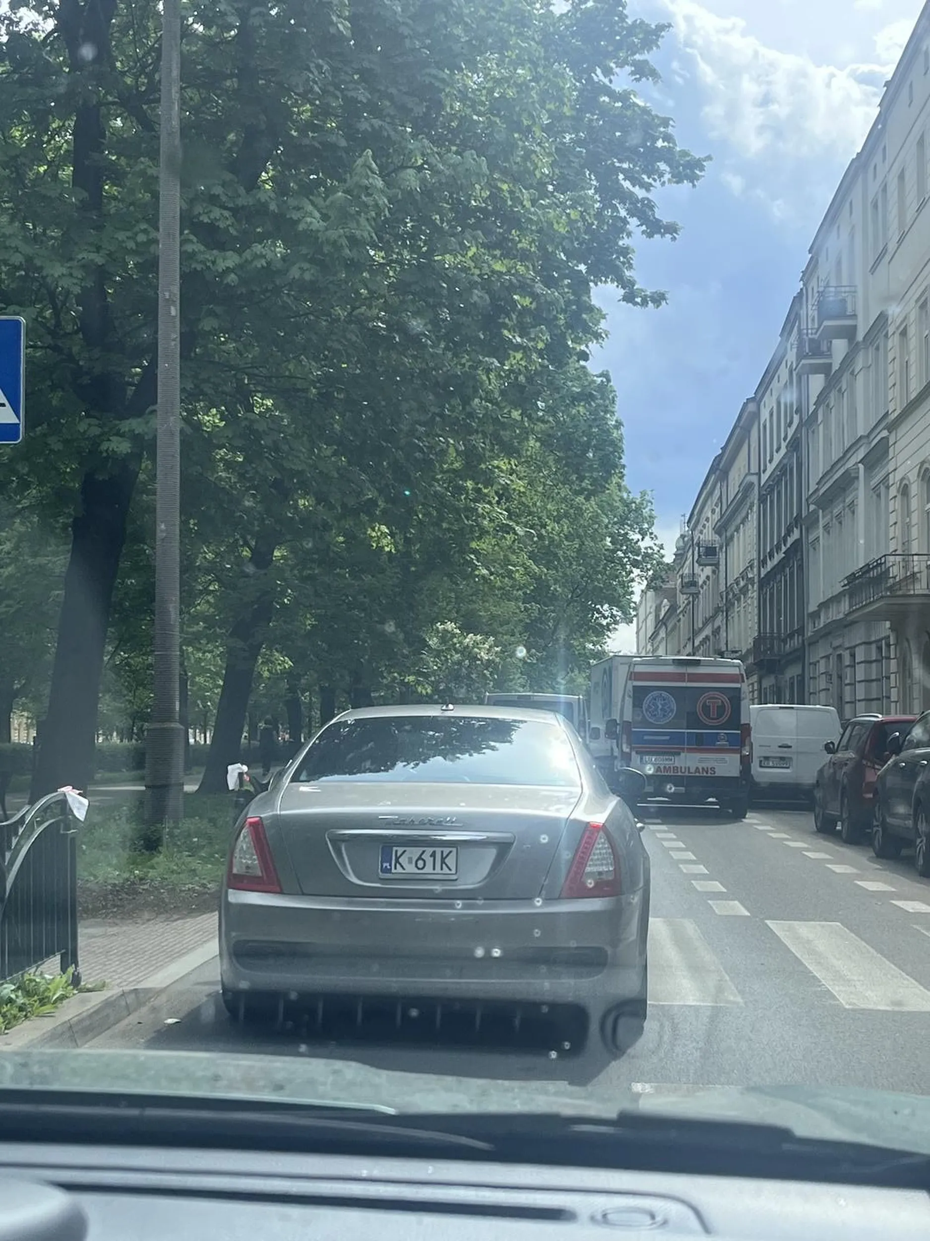 Kierowca wymusza pierwszeństwo, przejeżdża korytarzem życia zaraz za karetką, denerwuje się gdy nie zostanie przepuszczony i patrzy w telefon podczas jazdy. Zaczynam wierzyć w wyższość kierowców z droższych samochodów. A, i właśnie przejechał na czerwonym. :)