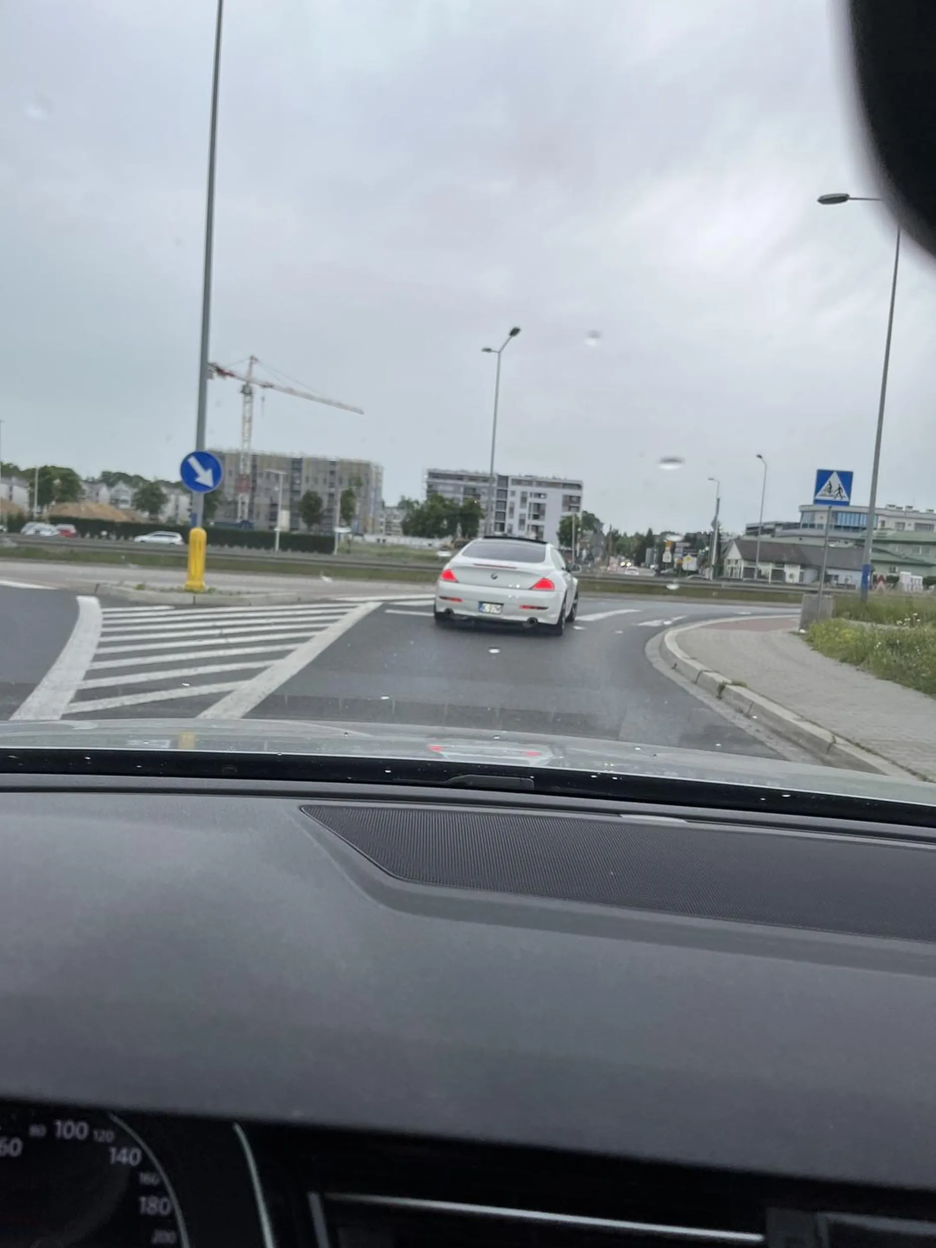 Młode siusiaki zatrzymują się na jednokierunkowym ślimaku na parkingu galerii Bronowice, żeby sobie nagrywać filmiki. Skrajnie niebezpieczna sytuacja spowodowana przez ludzką głupotę