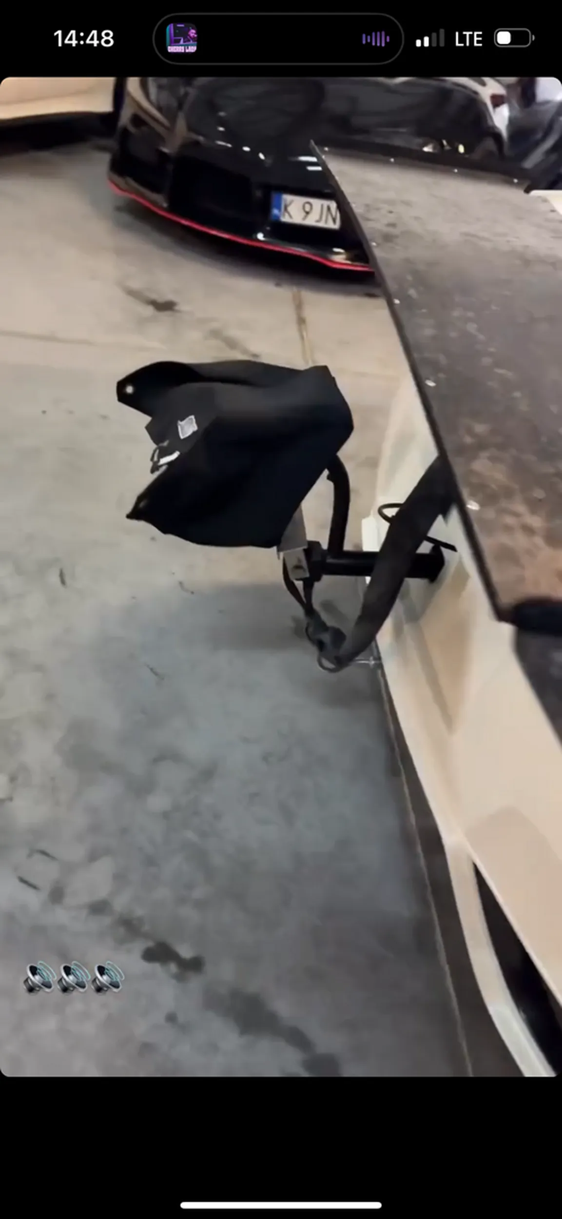 Czarna supra z czerownymi wstawkami, ukazana na relacji Buddy stoi u niego w garazu