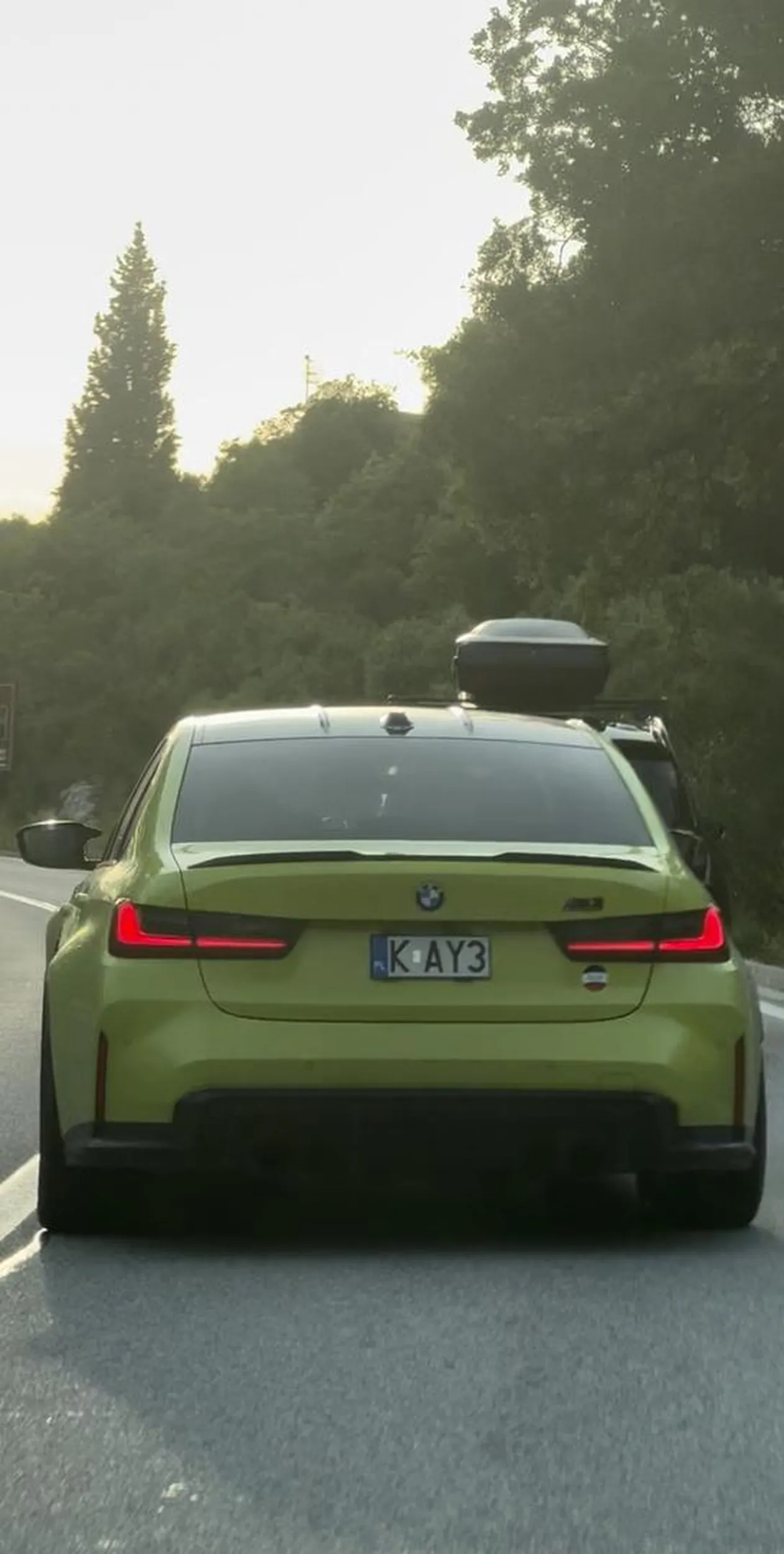 Widziałem go w Chorwacji,niby wygląda jak dżentelmen ale jego styl jazdy to co innego,jeździ ze swoim kolegą który ma takie samo auto i ich nieudolna jazda straszy ludzi,ten drugi wygląda na kloszarda Reasumując jeden głupszy od drugiego