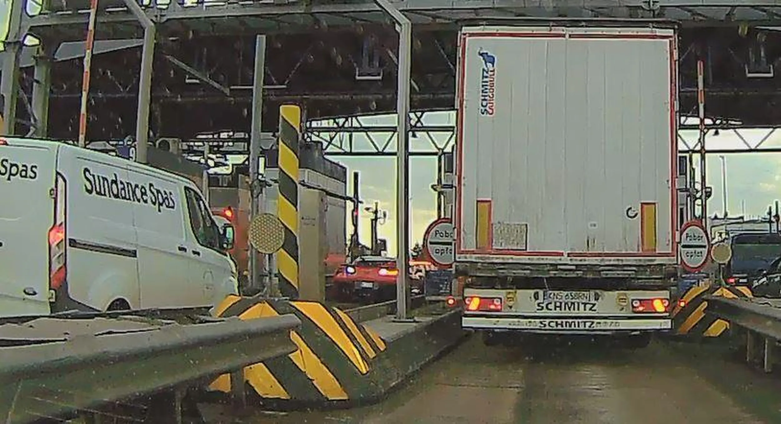 Chłopiec zapomniał, że nie zamontował z przodu tablicy rejestracyjnej (oprócz jakiegoś zminiaturyzowanego i nielegalnego dziadostwa z Internetu naklejonego przy prawym błotniku) i jeździł na wstecznym i do przodu na automatycznej bramce tam i z powrotem, jakby to miało cokolwiek dać (tak, tablice są potrzebne również do A4Go, nie tylko do videotollingu). Zablokował całą bramkę, bo system nie potrafił odczytać numerów. To trzeba mieć IQ na poziomie krzesła ogrodowego. xD