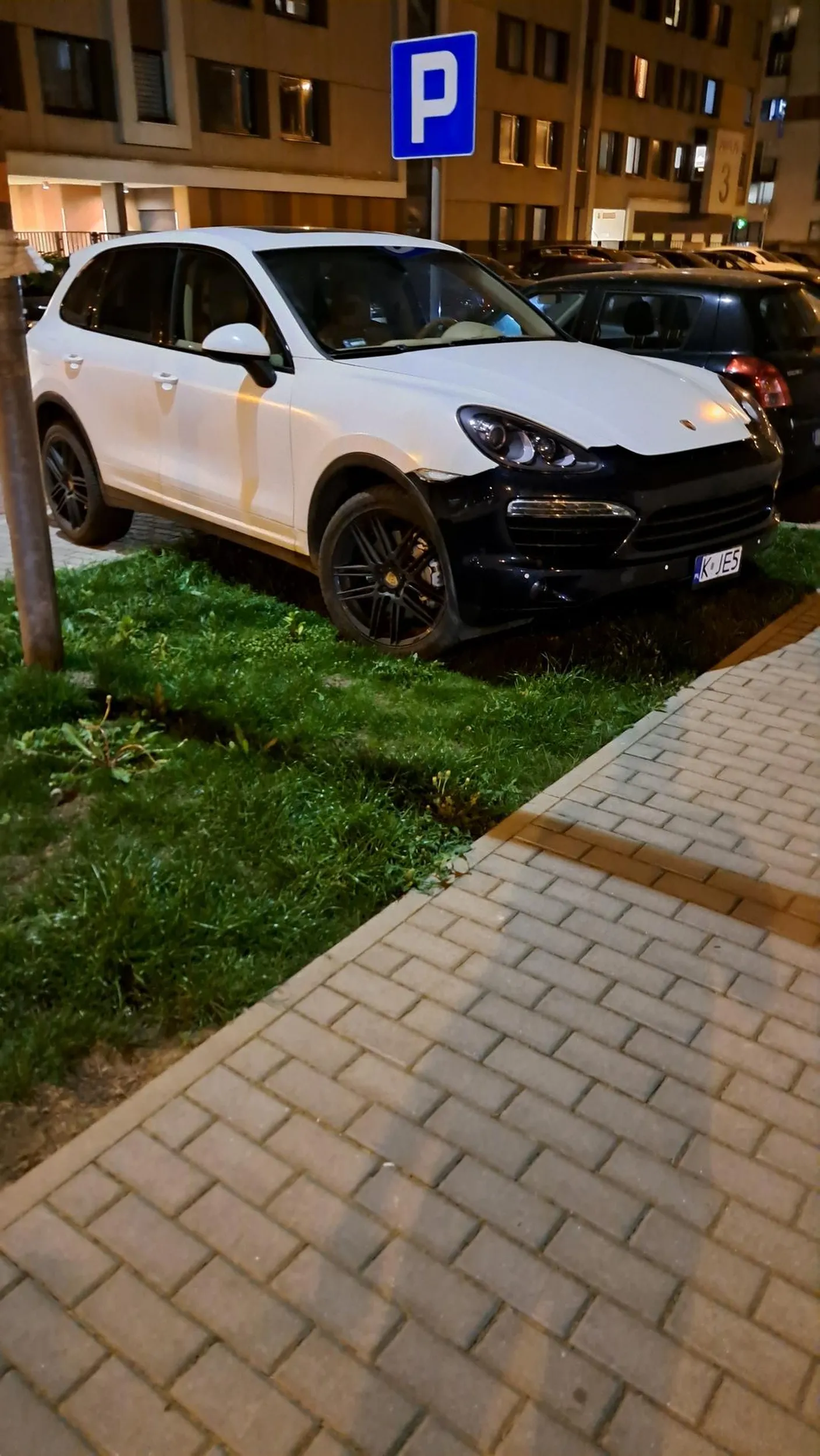 Kolejne prawko wygrane w chipsach? Tu jest przejście dla pieszych i trawnik a nie Twój parking... Brak słów...