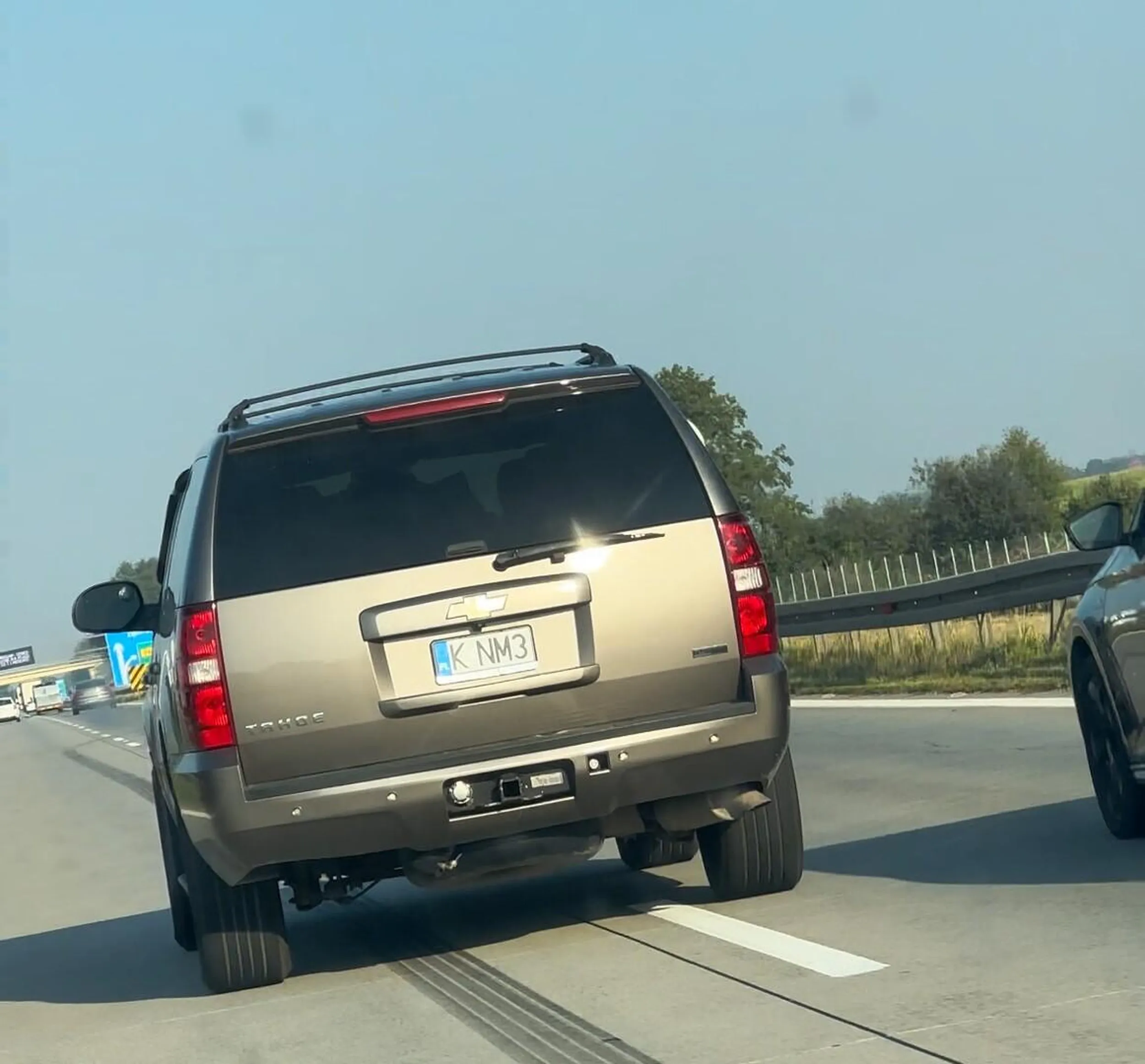 Niezrównoważony psychicznie kierowca. Terroryzuje innych uczestników ruchu - niebezpiecznie wyprzedza prawą stroną, spycha z drogi, wyhamowuje. Kwestia czasu zanim zabije jakąś niewinną rodzinę z dziećmi. +ku przestrodze: