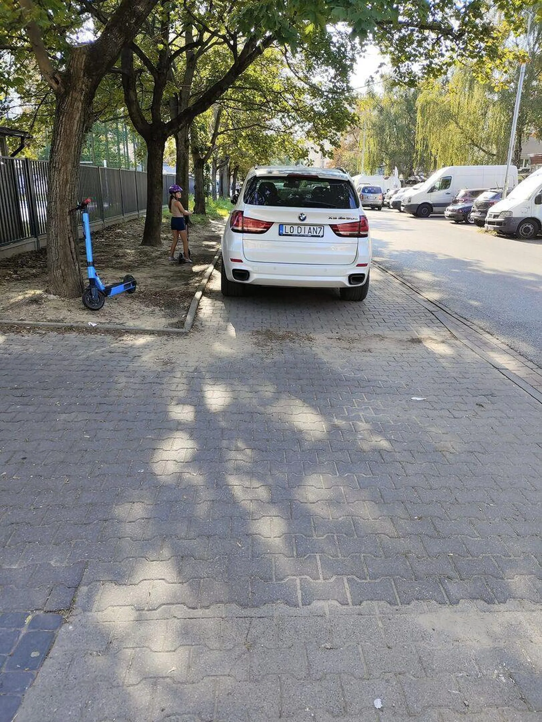 Przekażę w poniedziałek córce kolorowanki dla młodszych klas. Ich pomalowanie powinno pomóc Pani w niewychodzeniu poza linie (w tym wypadku chodnika) Z wyrazami szacunku