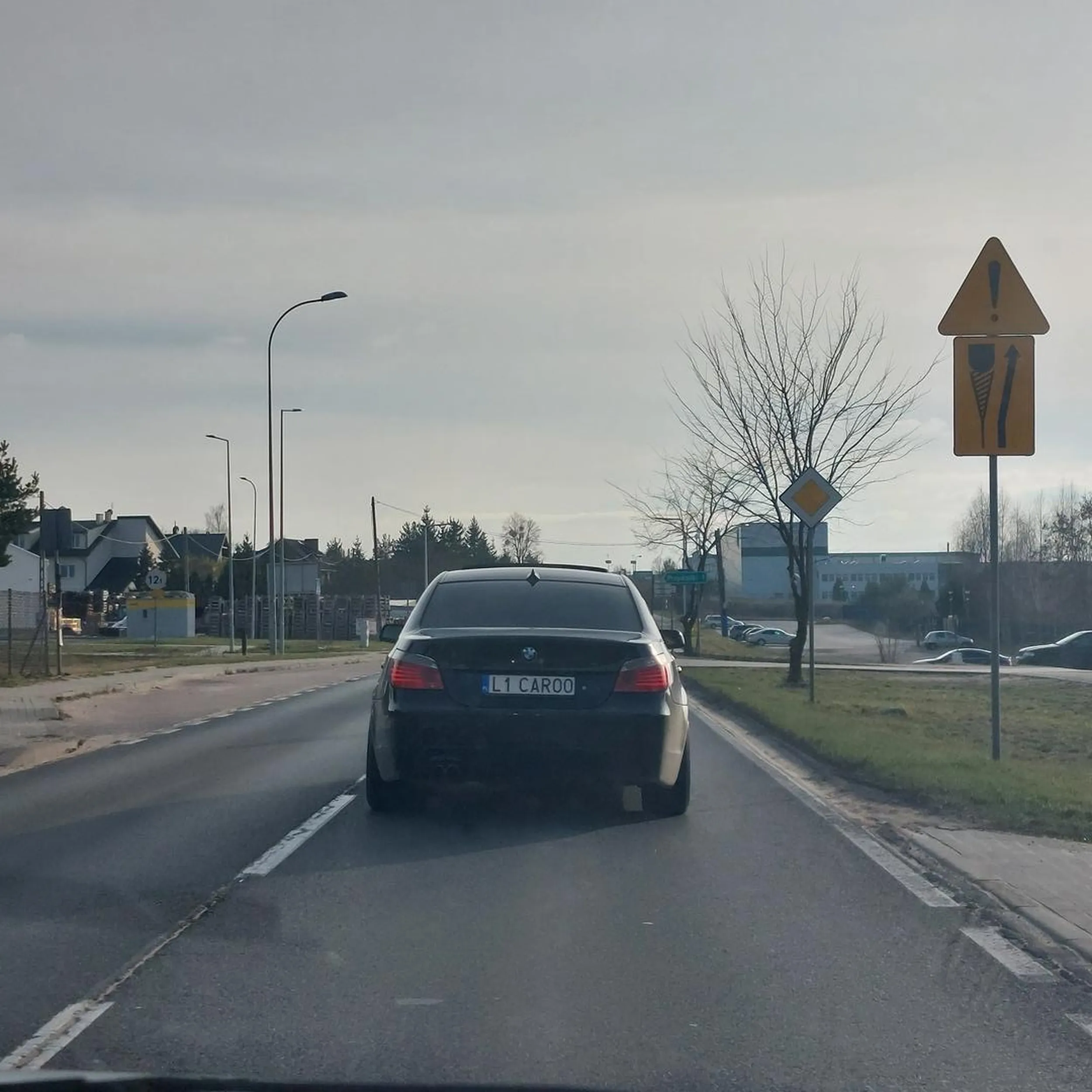 Autystyk w BMW... jeździ slalomem, bo rozmawia przez kamerkę na Messengerze.