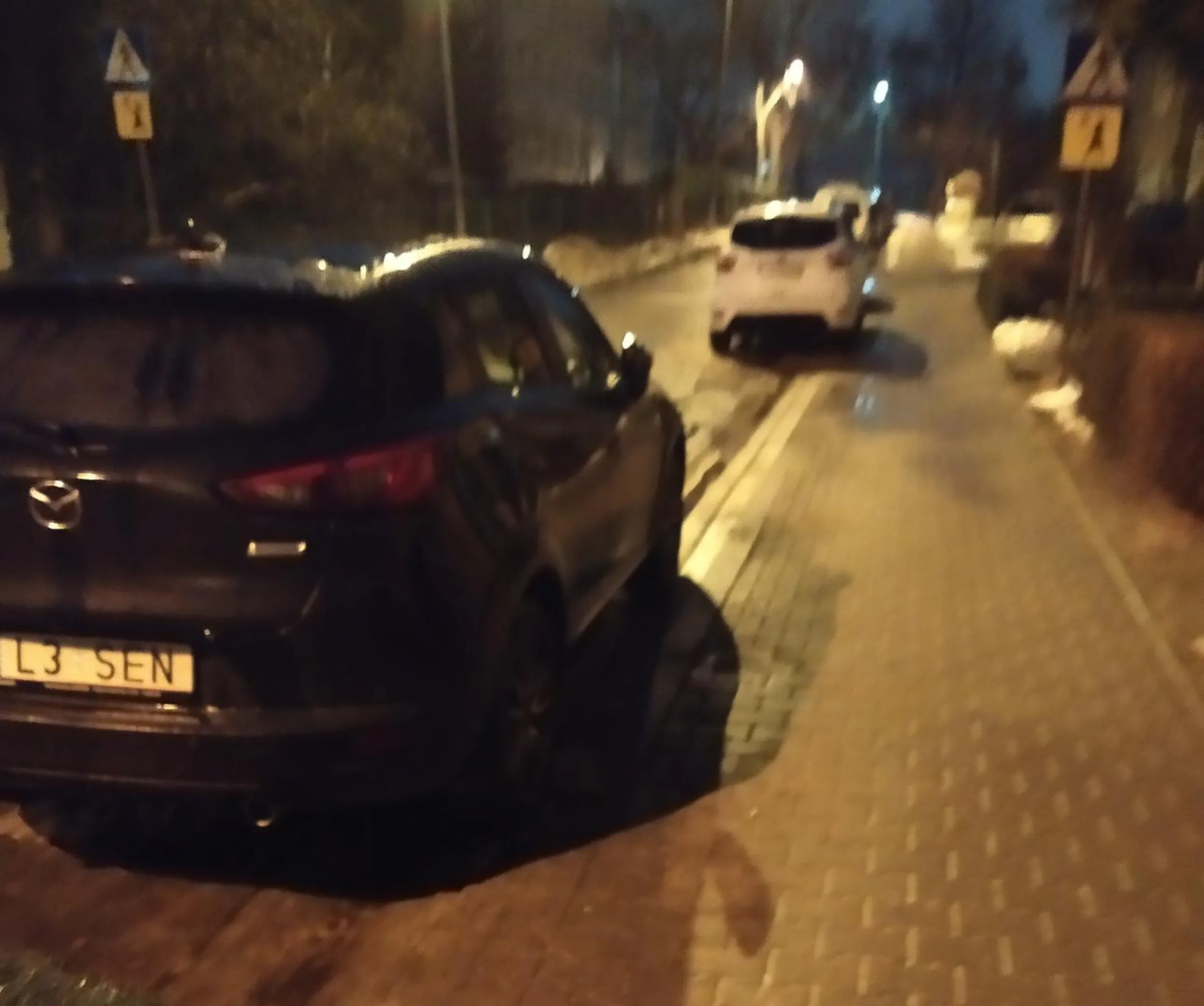 Naucz się parkować a nie zastawiać chodnik, jeździć jak pijana czy zasłaniać wyjazd. To nie pierwsze spotkanie,kolejne będzie do SM. To nie jest twoja droga a w tym miejscu nie ma parkingu. www.choszczno.policja.gov.pl/zch/aktu/aktu/27937,Prawidlowe-parkowanie-powtorka-z-przepisow.html