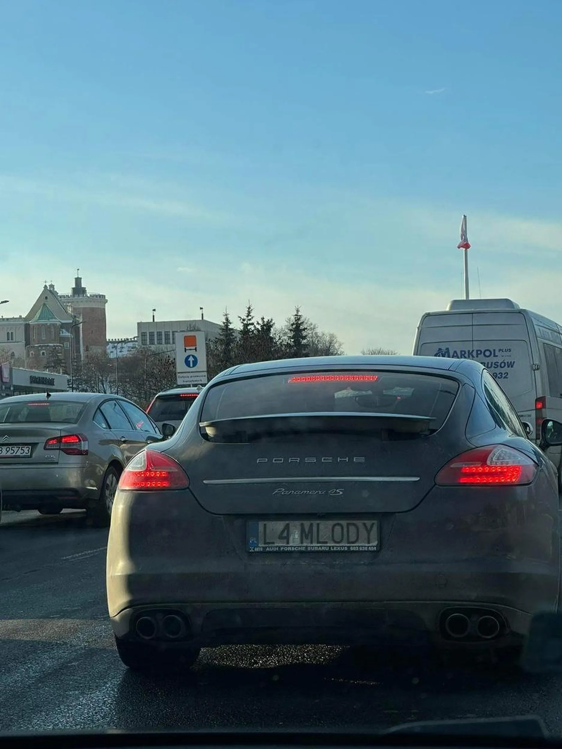 Small dick energy, typowy przedstawiciel custom’owych tablic ? wjeżdża ludziom w dupe, wyprzedza jadąc po krawężniku i wjeżdża na chama wymuszając pierwszeństwo