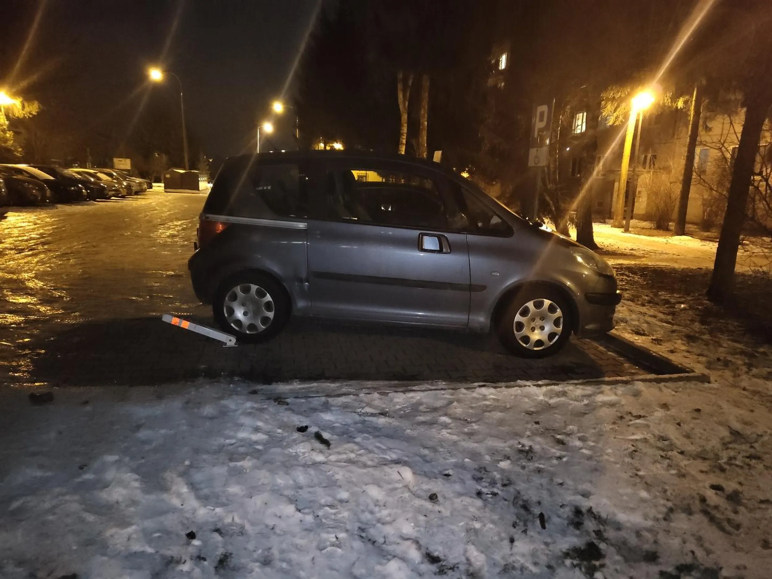 Kierująca pojazdem stanęła na dwóch miejscach - w czesci na miejscu dla niepełnosprawnych, a w części na płatnym miejscu, jednocześnie uszkadzając prywatny słupek parkingowy.
