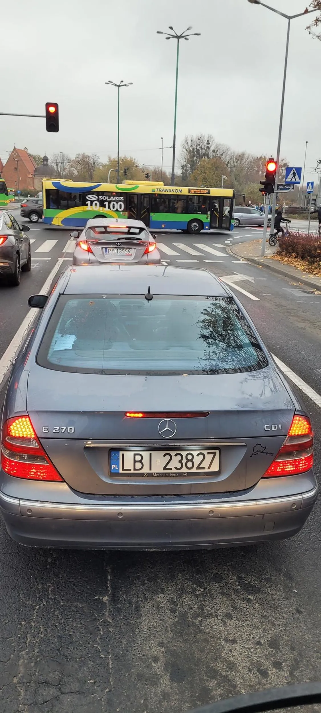 Linie na jezdni to też znaki matole , tylko poziome , naucz się jeździć,  PJ z promocji Biedronkowej.