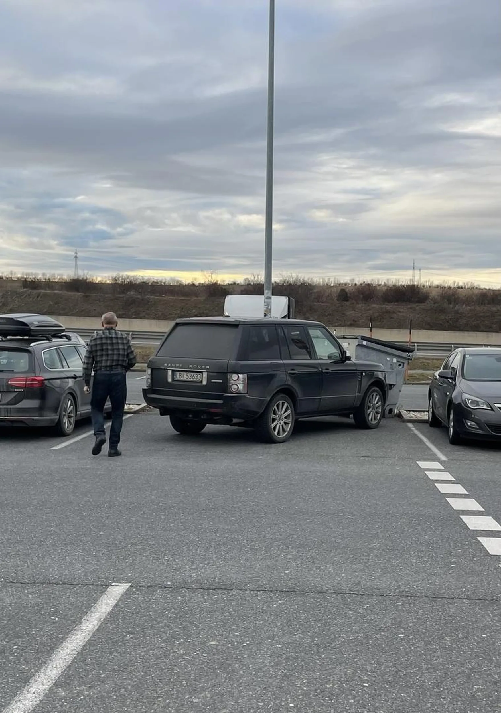 Pajac nie potrafi parkować. Może jednak lepiej kupić fiata 500- będzie łatwiej.