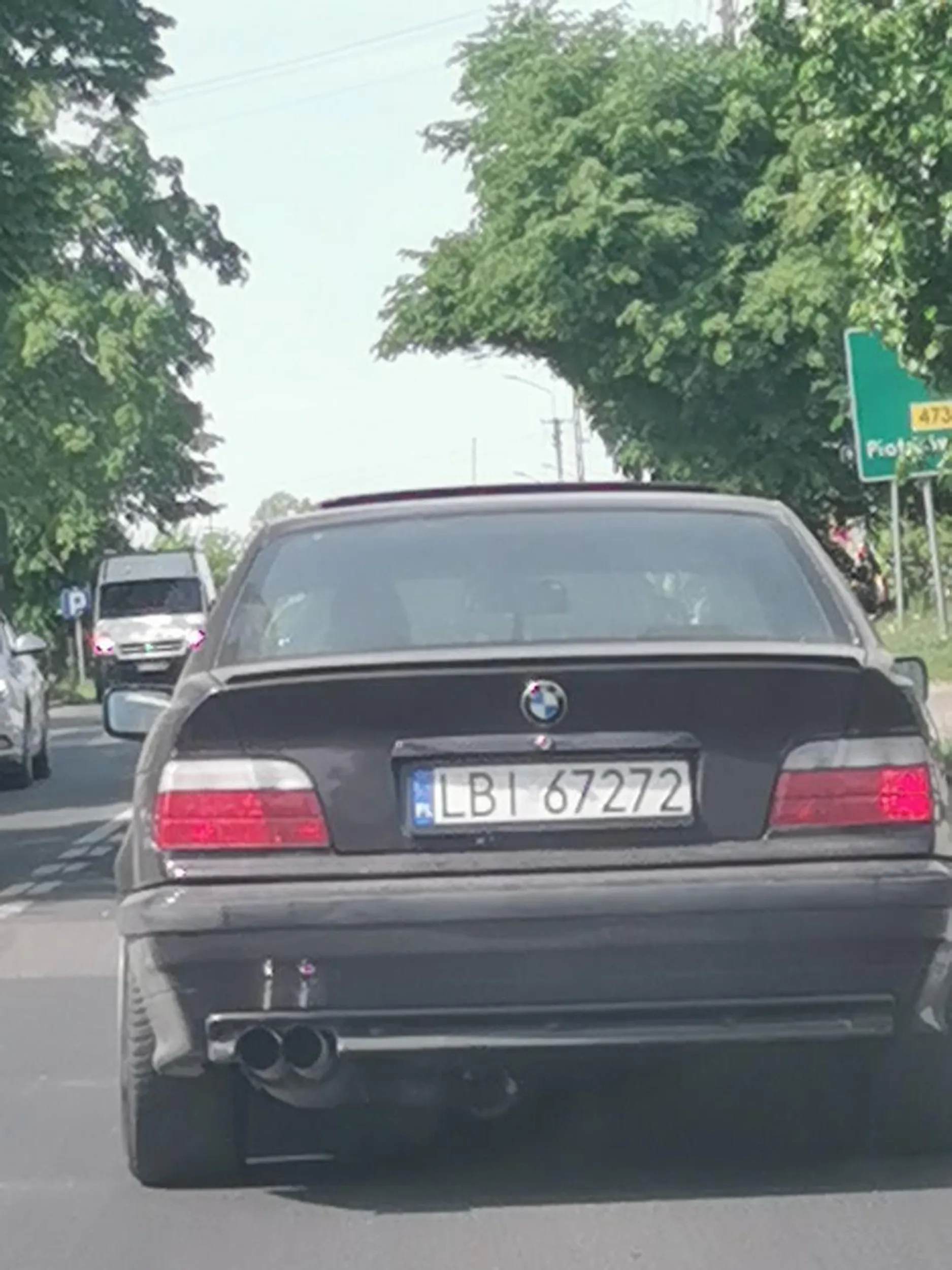 Chciałabym poinformować tylko ze ja jestem średni w przewidywaniu twojego następnego ruchu więc fajnie by było jakbyś naprawił to świtało stopu bo żadne się nie pali a nie chciałabym ci zrobić z dupy garaży. Ale felgi fajne masz tylko dystansu dołóż bo koło schowane