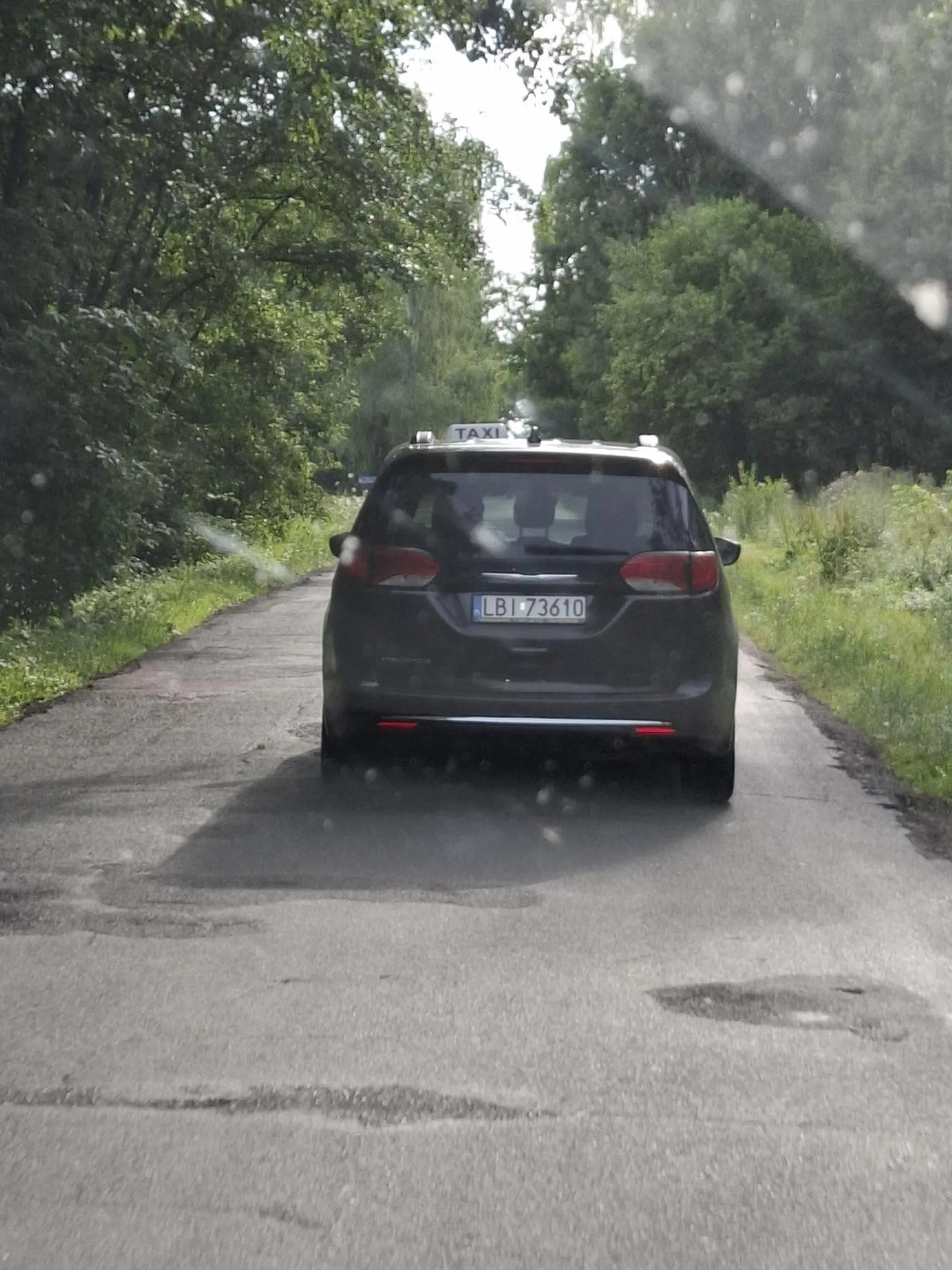 Jedzie środkiem ulicy nie chce ustąpić miejsca do wyprzedzenia