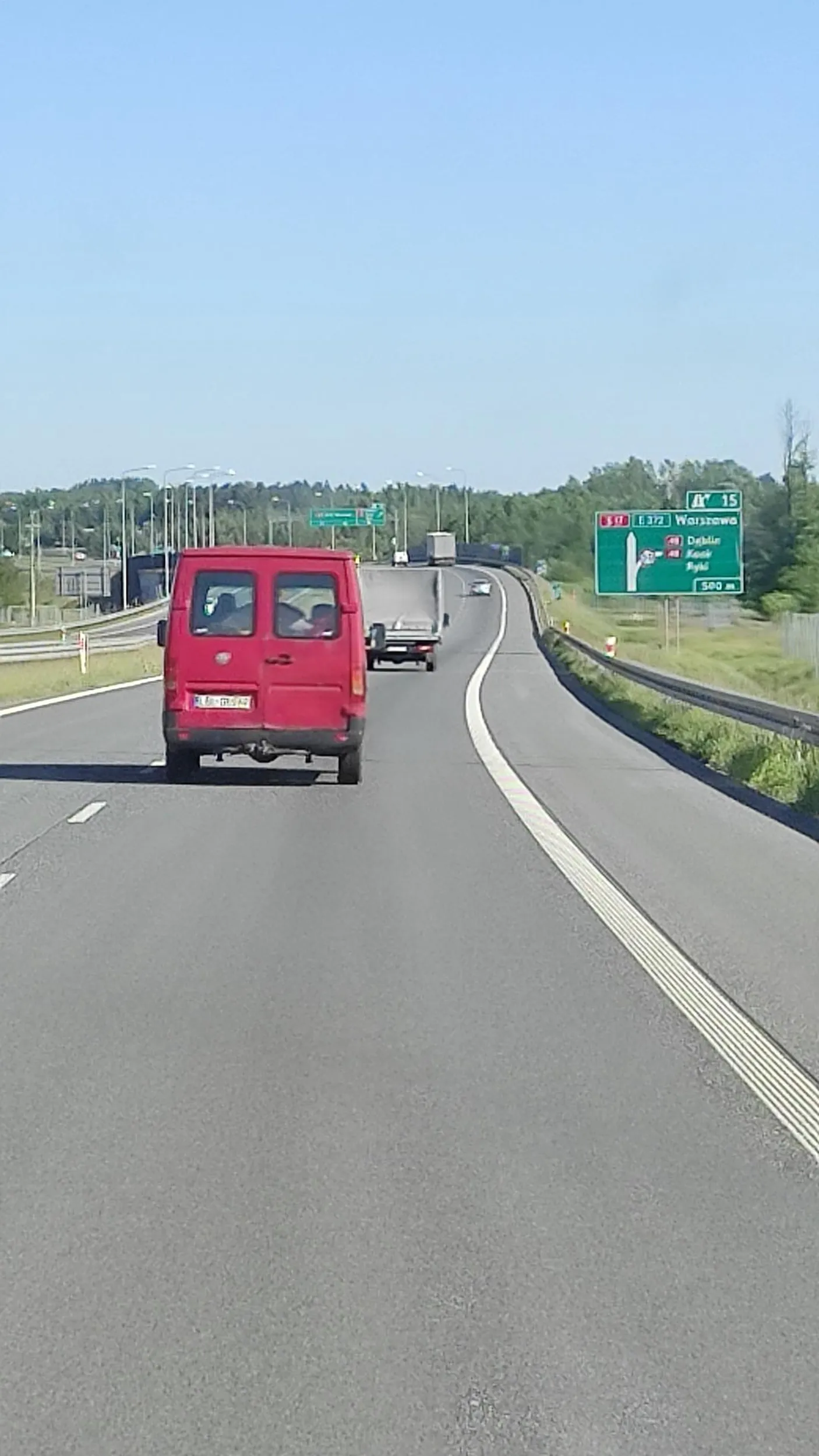 Kierowca jeździ brawurowo, znaki stop lub czerwone światła go nie obowiązują