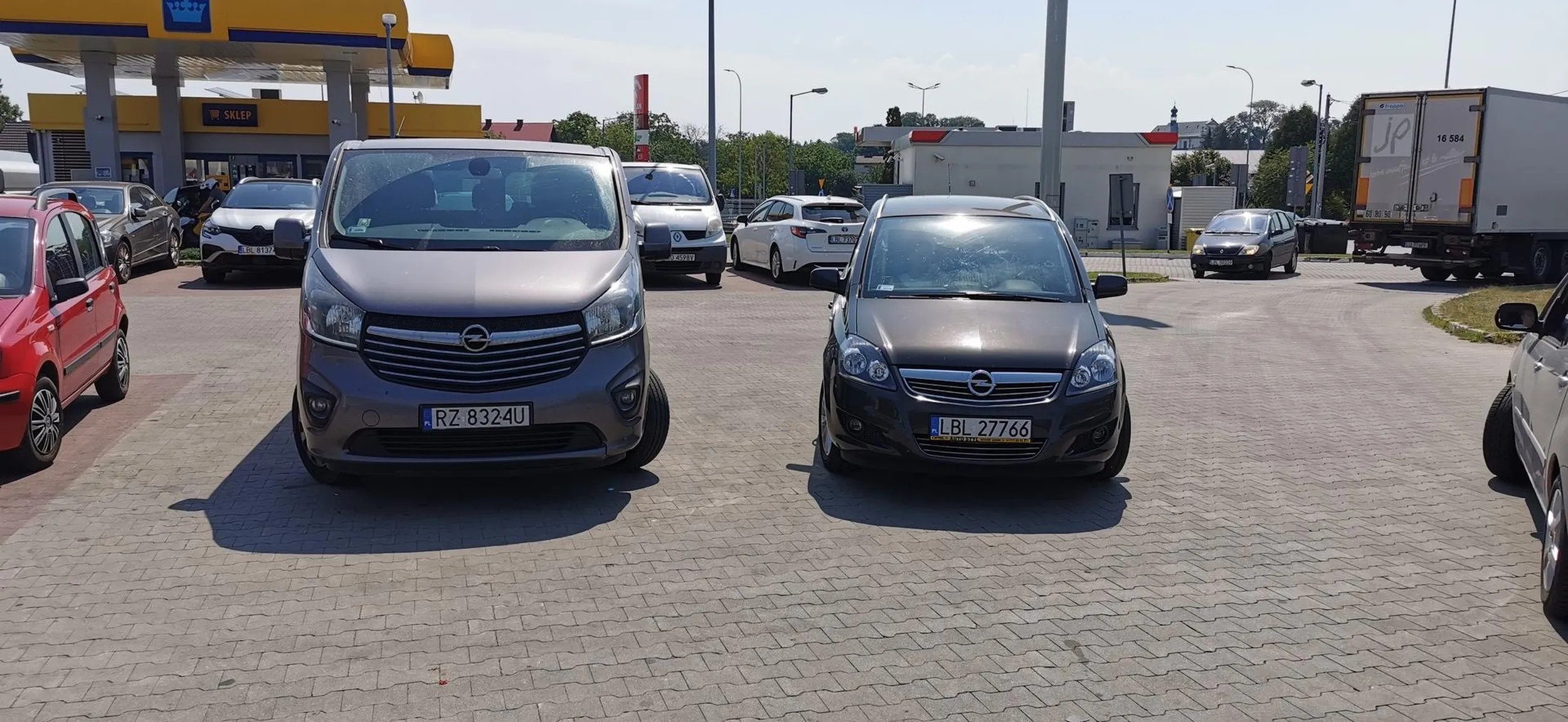 Dwóch co bardziej na środku nie potrafili stanąć.