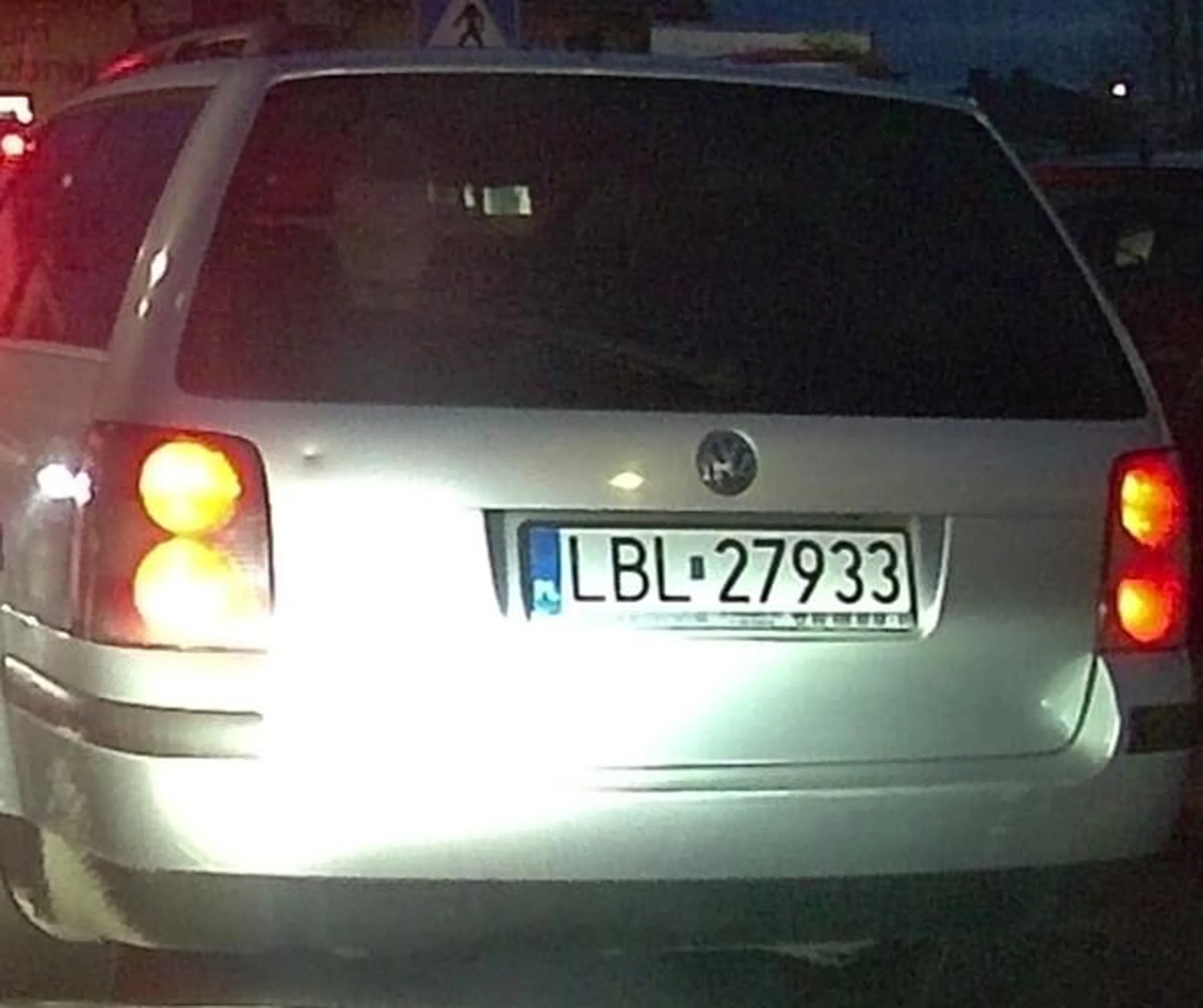 Drogi kierowców passata o numerach LBL27933 kierunkowskazy służą do sygnalizowania manewru który planujesz wykonać aby inni uczestnicy ruchu nie stali bo nie wiedzą co zamierzasz zrobić Jeśli tego nie ogarniasz przeżuć się na drewniaki