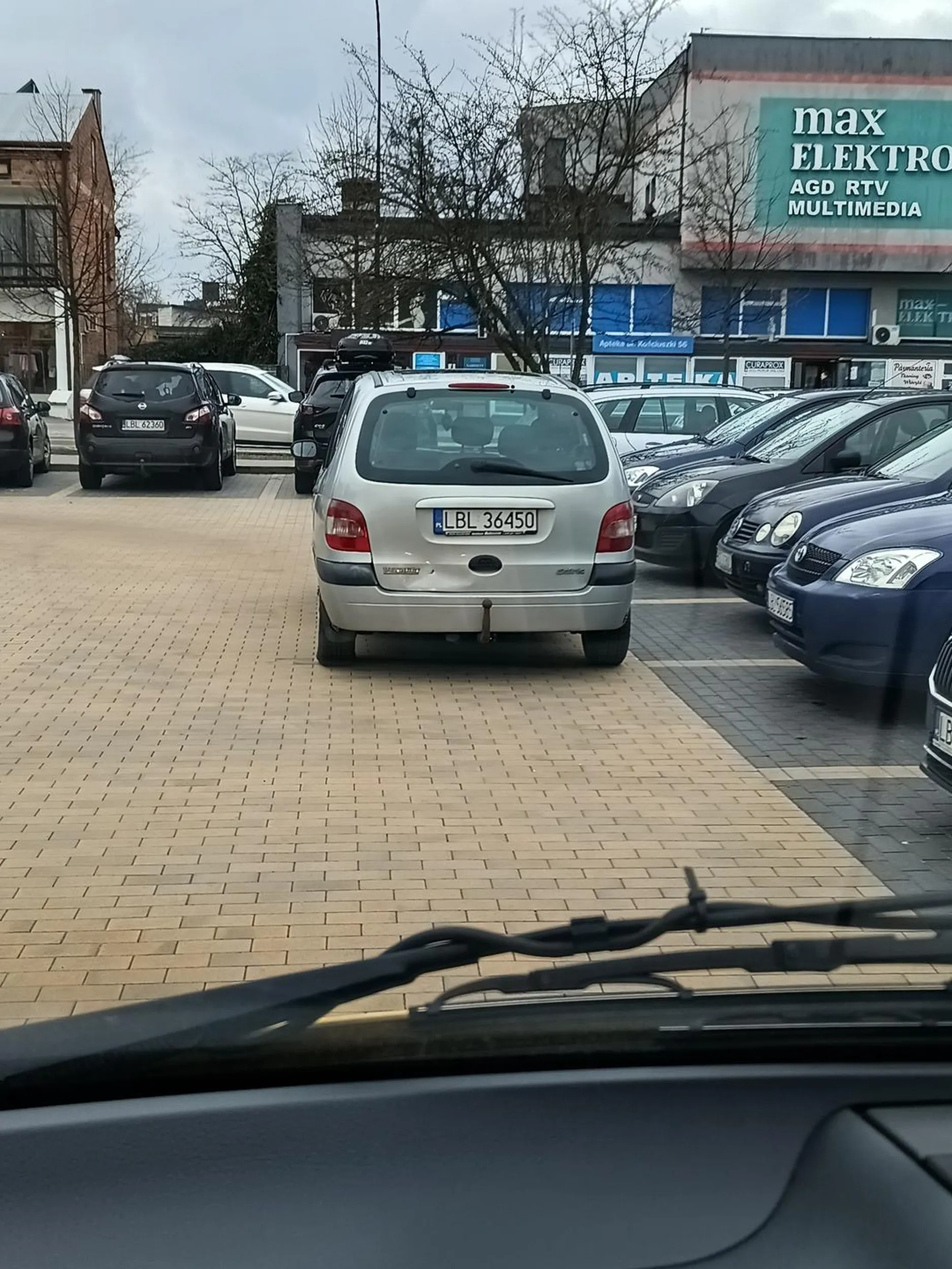 Gówniara wjeżdża na parking jak szalona , mało brakowało a uderzyła by w stojącą na parkingu kobietę z dzieckiem w wózku. Po zwróceniu uwagi nic sobie z tego nie robi.