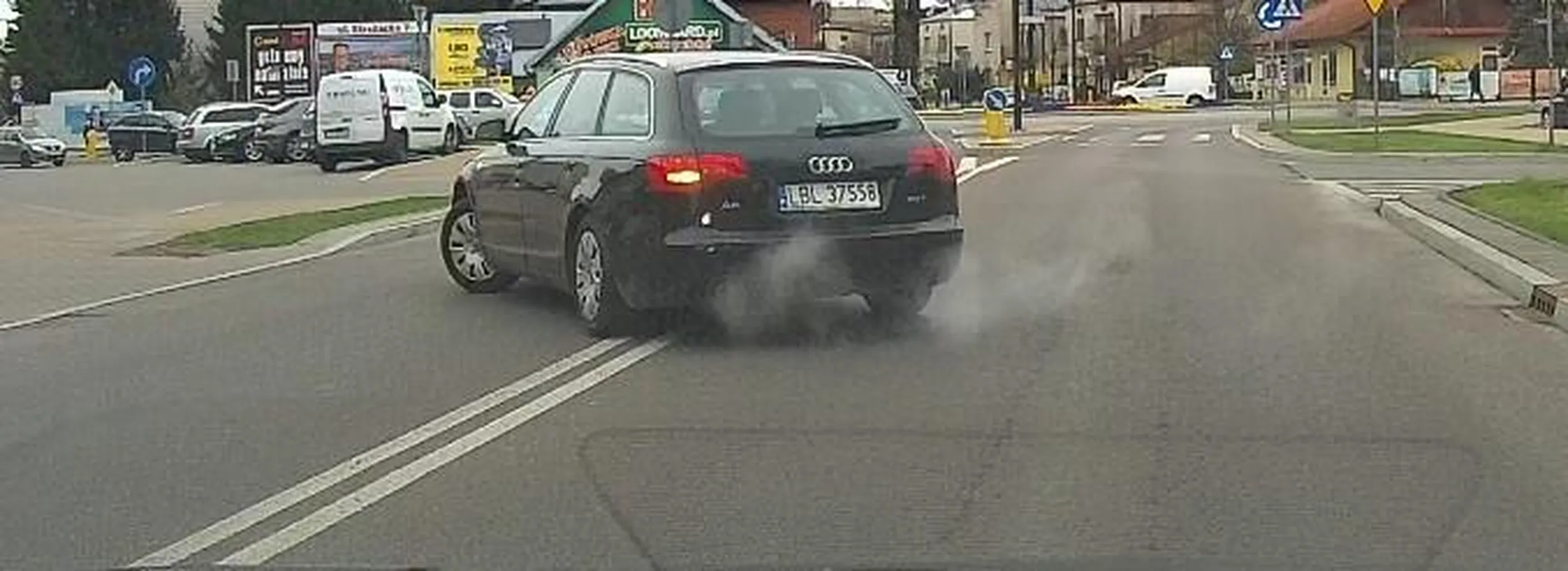 Klasyka biłgorajska - po co znak nakazu, po co podwójna ciągła - grunt zablokować pas za sobą w miejscu niedozwolonym do skrętu w lewo.  Kierowco posiadanie prawa jazdy nie zwalnia z myślenia.