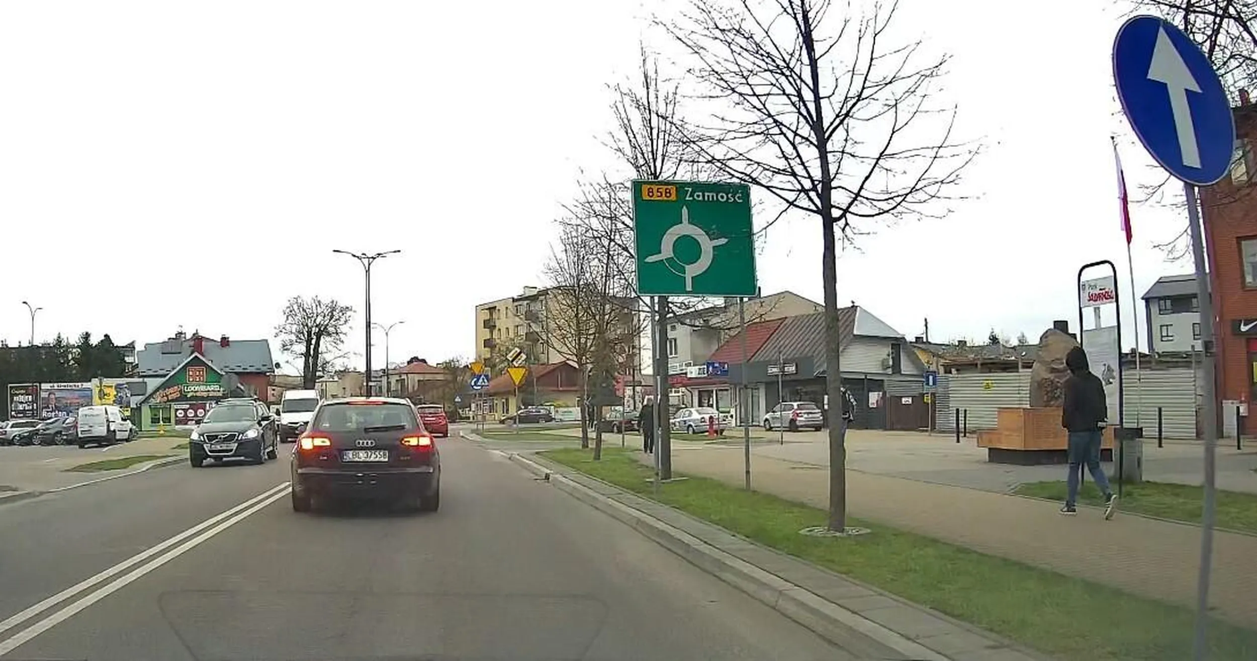 Klasyka biłgorajska - po co znak nakazu, po co podwójna ciągła - grunt zablokować pas za sobą w miejscu niedozwolonym do skrętu w lewo.  Kierowco posiadanie prawa jazdy nie zwalnia z myślenia.