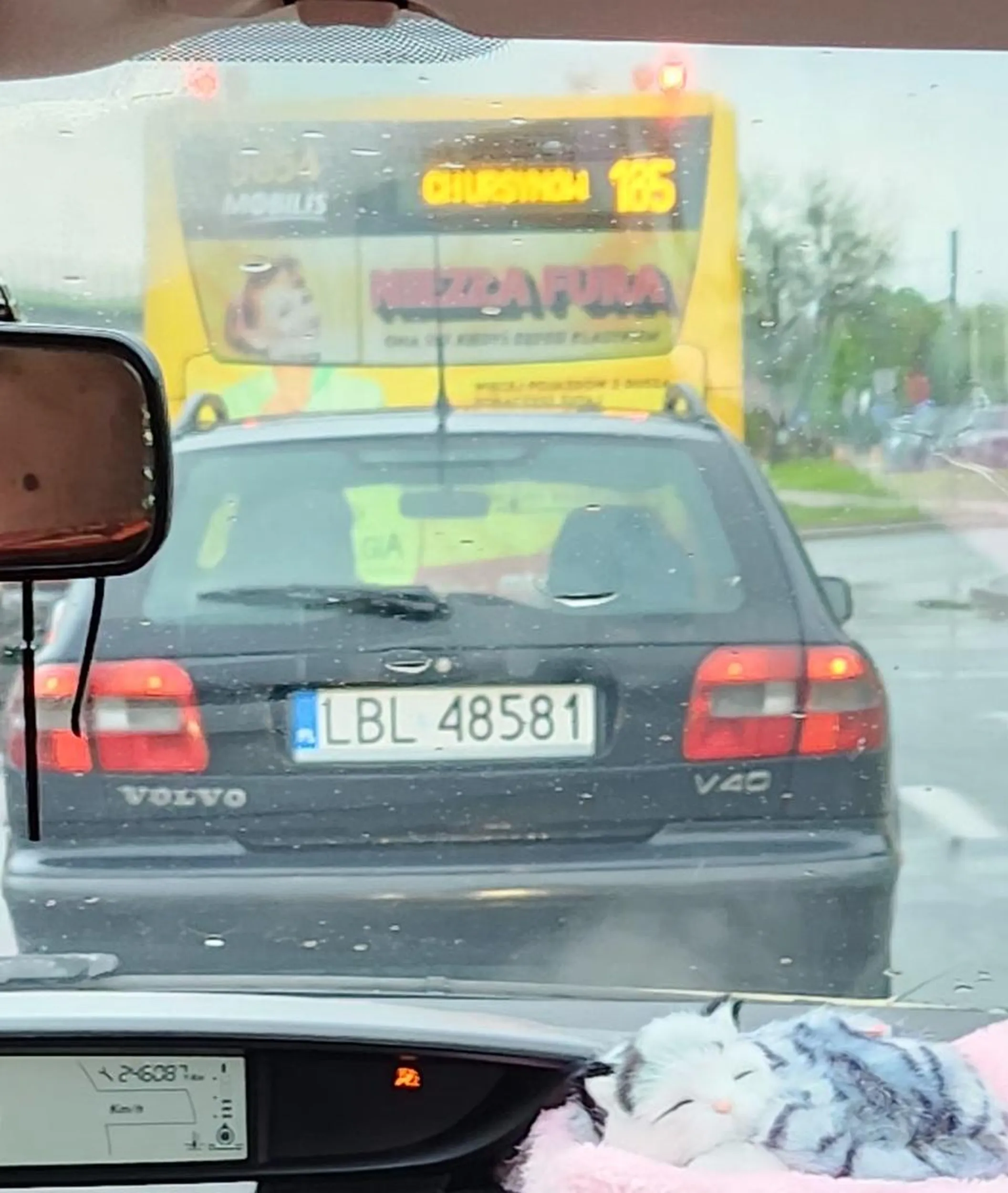 Stary dziad który zajeżdża drogę i nie zwraca uwagę na linie ciągle. 3 razy zajechał drogę. Nie patrzy w lusterka !!!