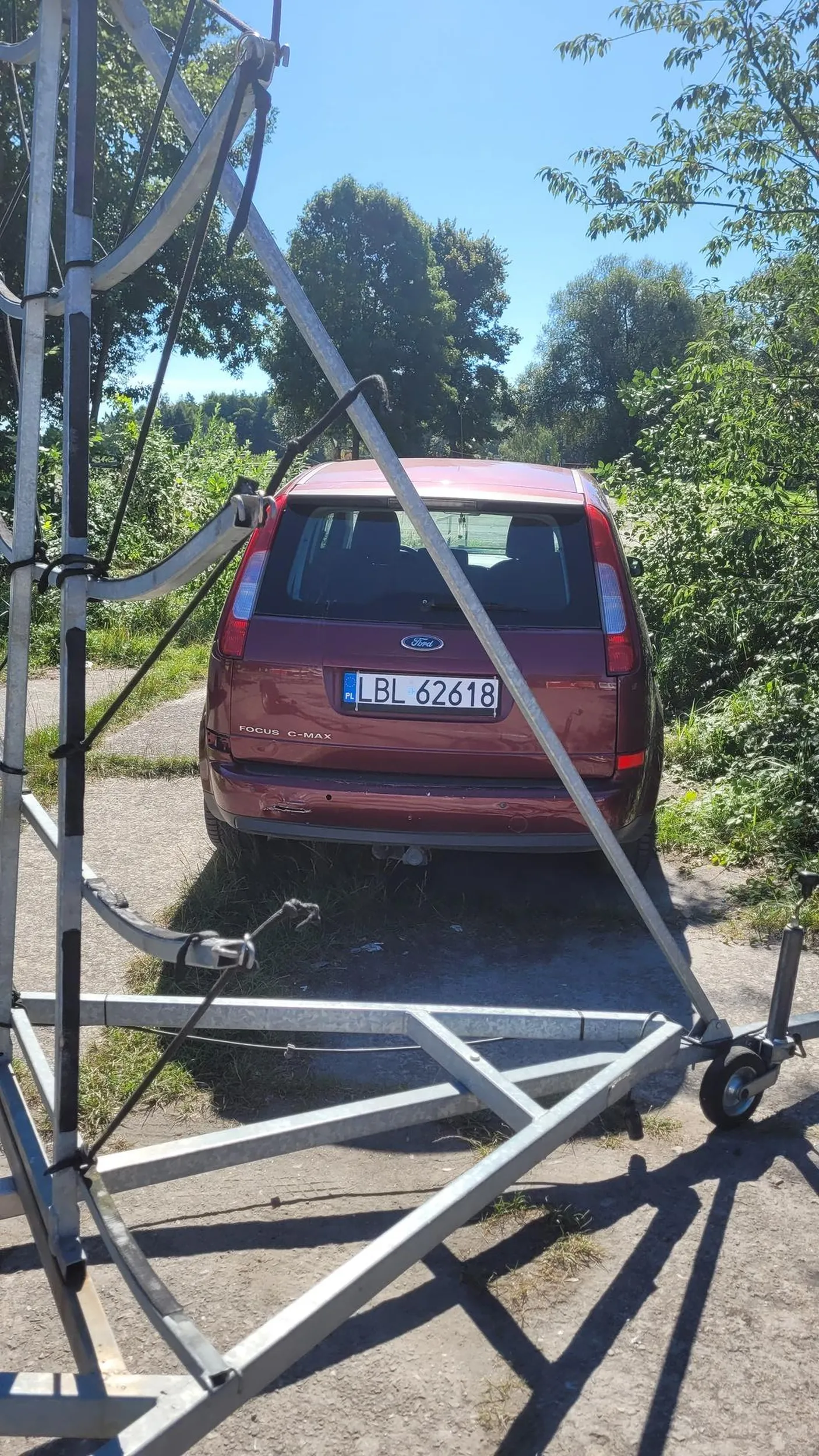 Kierowca nie umie parkować, zaparkował w miejscu niedozwolonym pomimo jasnych instrukcji.