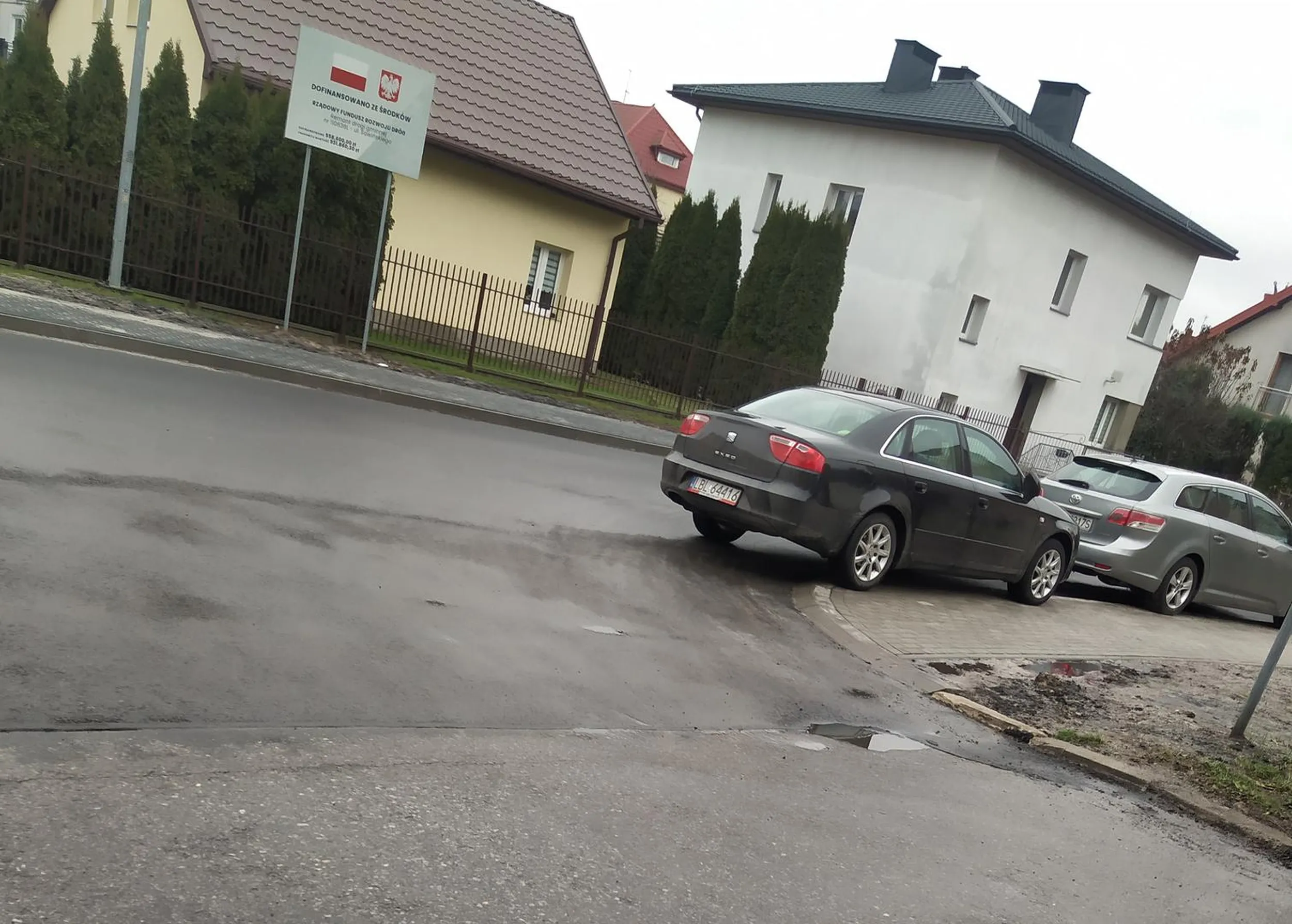 Naucz się parkować a nie zastawiać chodnik czy zasłaniać wyjazd. To nie jest twoja droga a w tym miejscu nie ma parkingu.